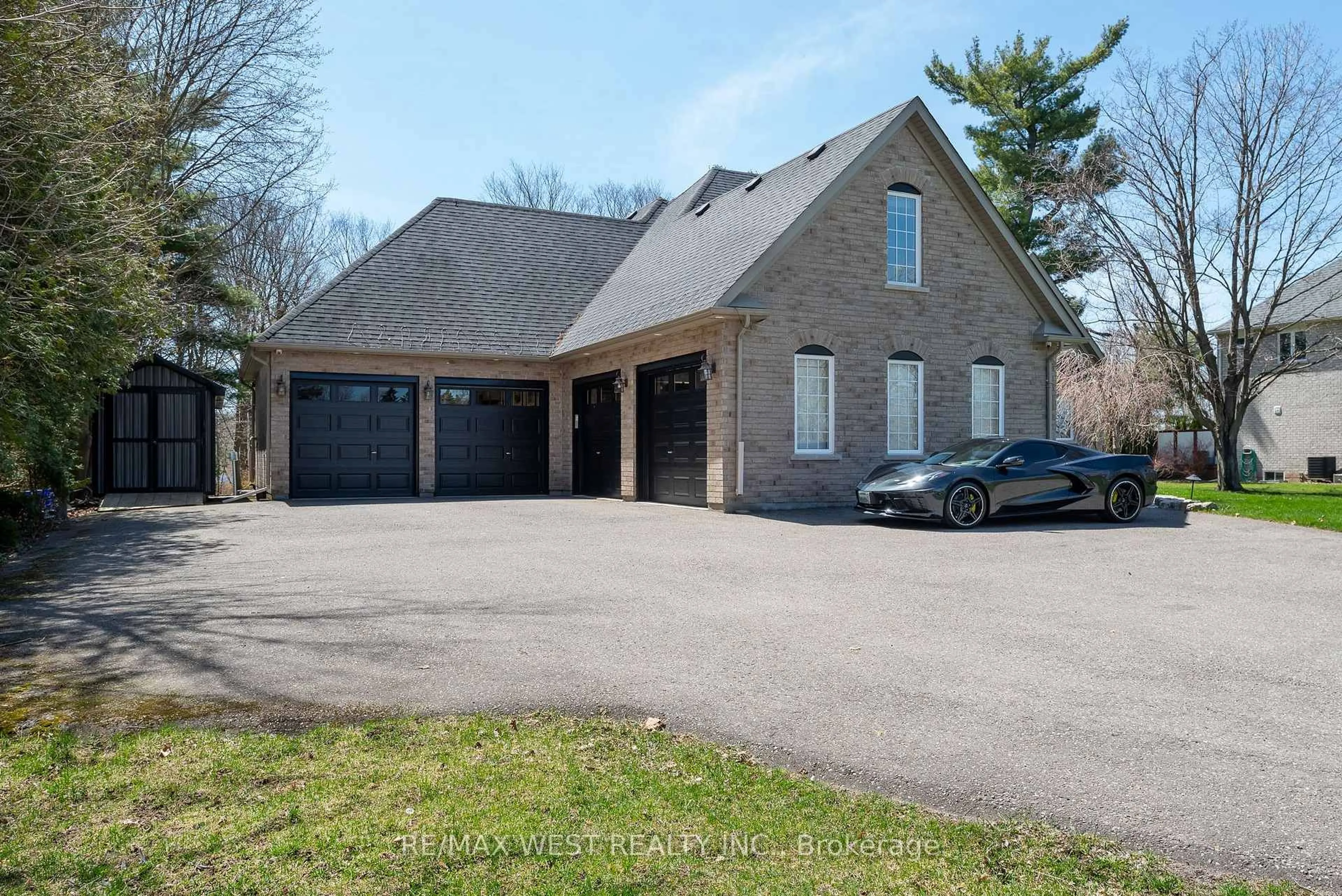 A pic from outside/outdoor area/front of a property/back of a property/a pic from drone, street for 252 Main St, Erin Ontario N0B 1T0