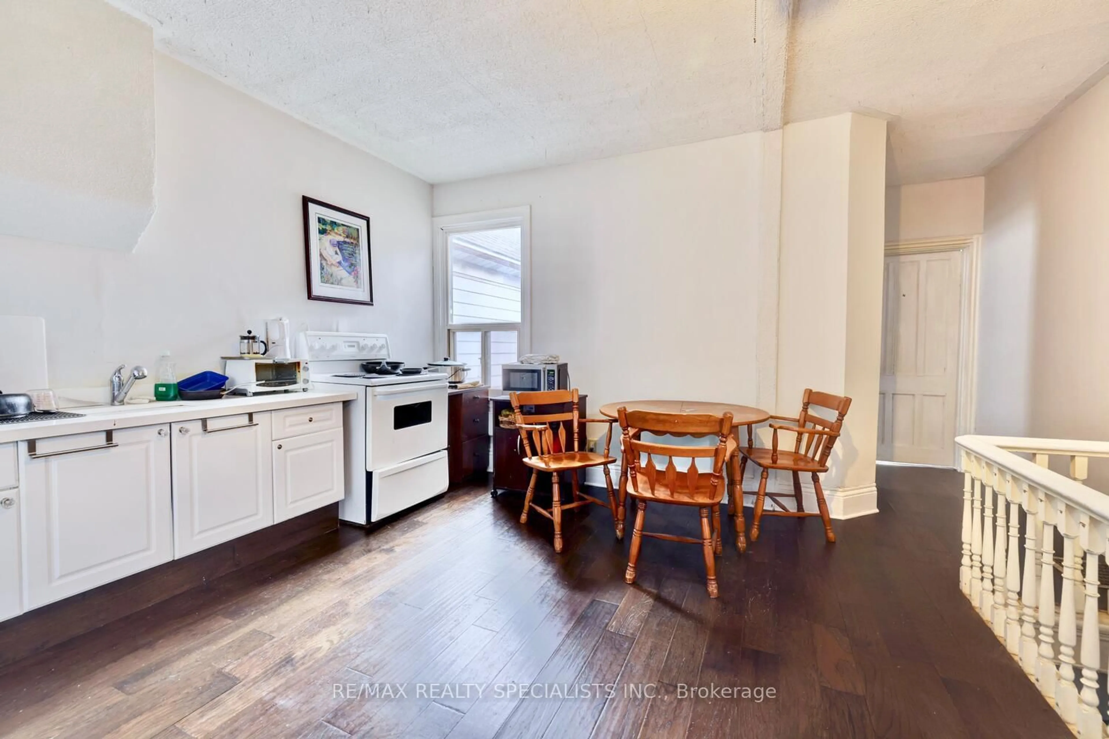 A pic of a room for 895 Barton St, Hamilton Ontario L8L 3B8