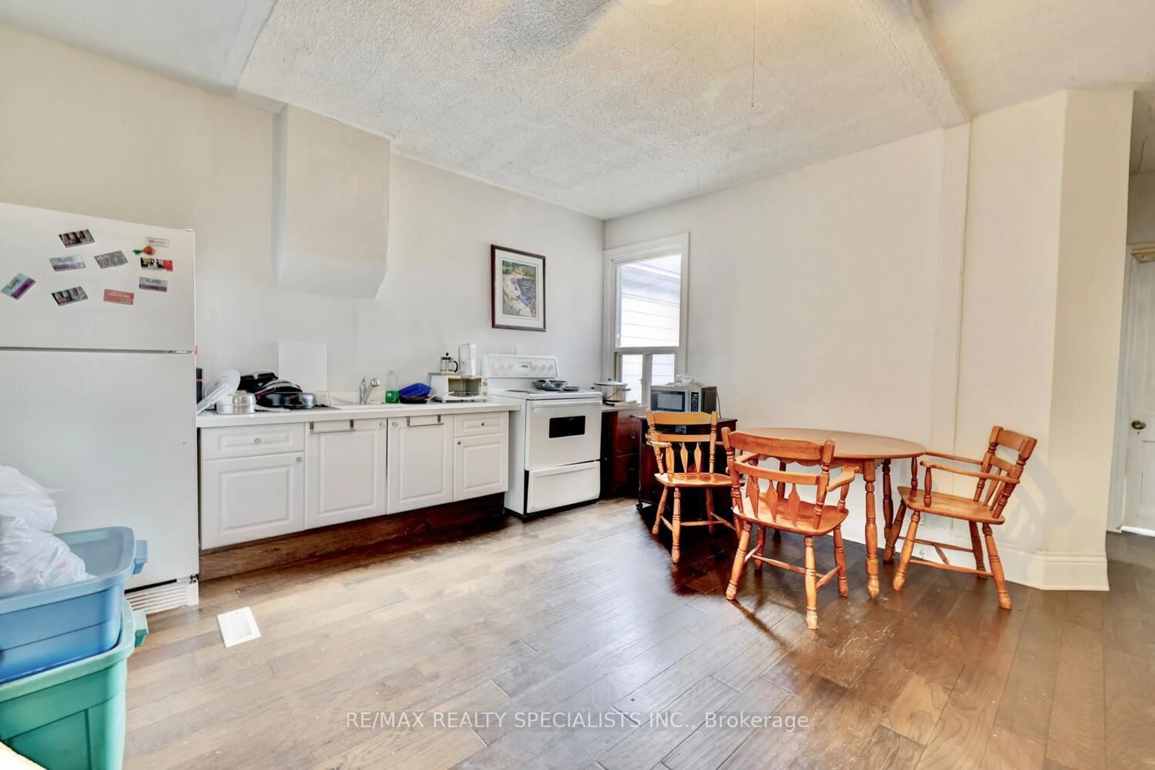 Unknown for 895 Barton St, Hamilton Ontario L8L 3B8