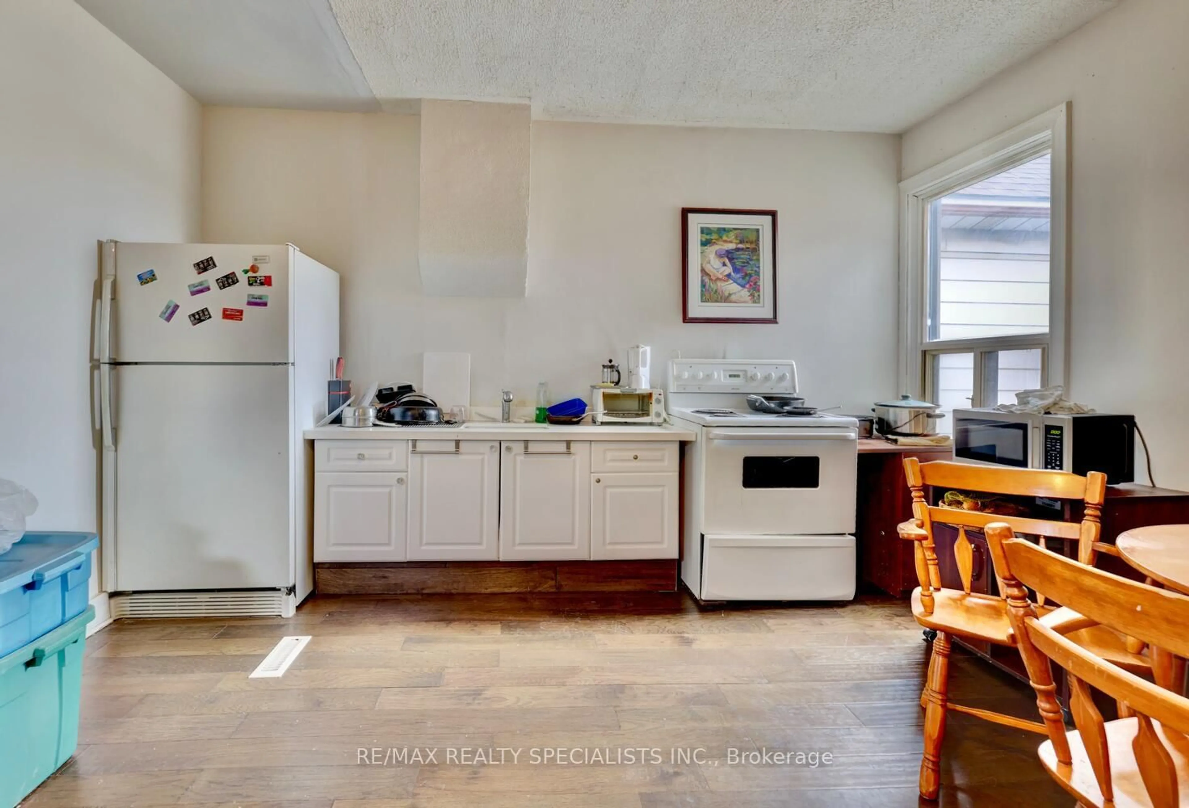 Standard kitchen, ceramic/tile floor for 895 Barton St, Hamilton Ontario L8L 3B8