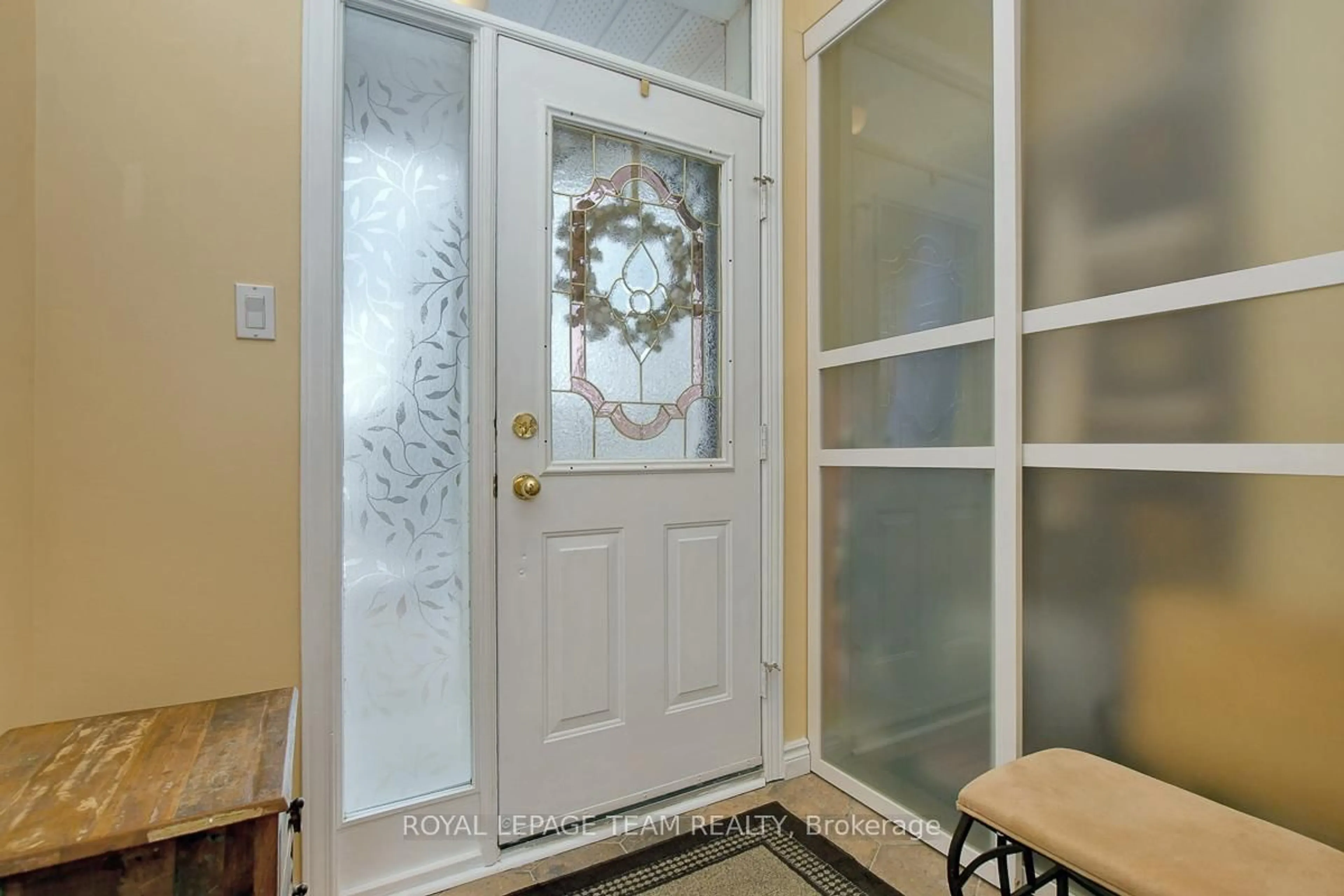 Indoor entryway for 36 Bridgestone Dr, Ottawa Ontario K2M 2N9