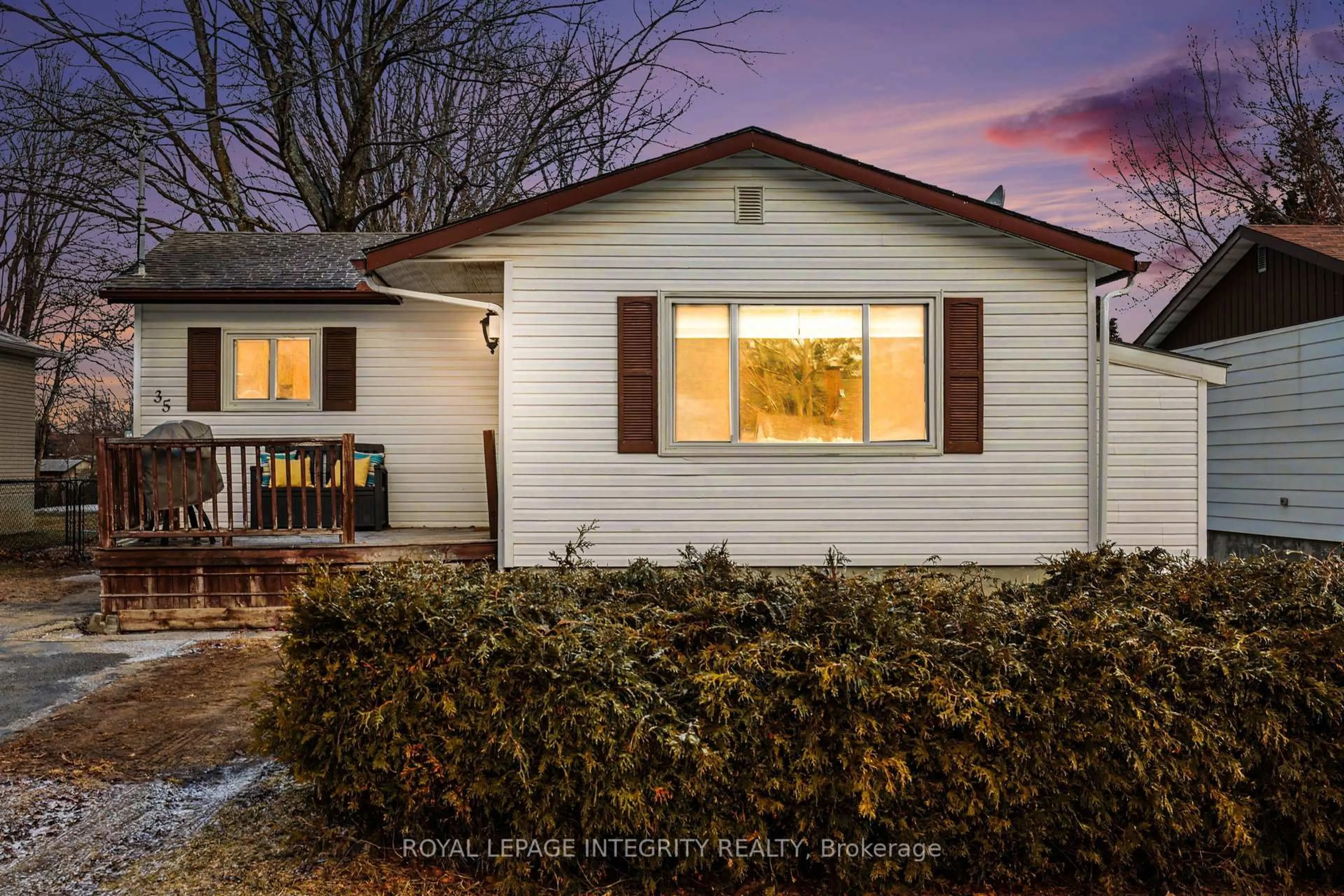 Home with vinyl exterior material, street for 35 Robinson St, Perth Ontario K7H 2E7