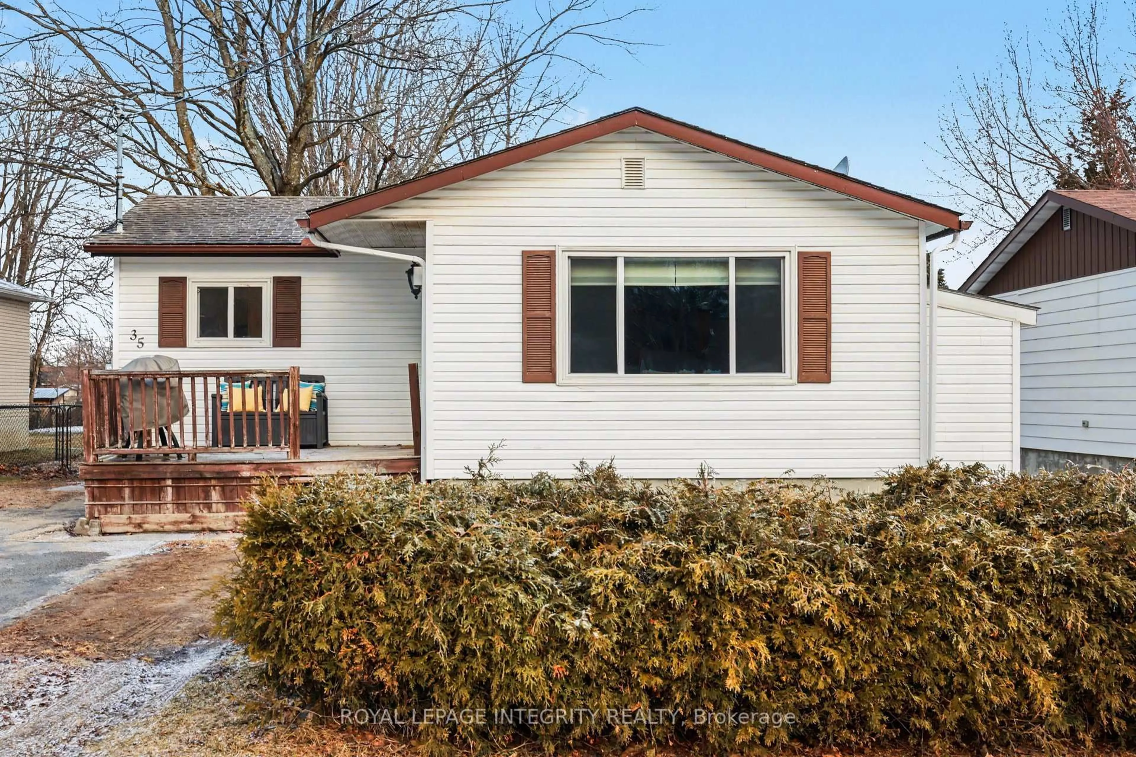 Home with vinyl exterior material, street for 35 Robinson St, Perth Ontario K7H 2E7