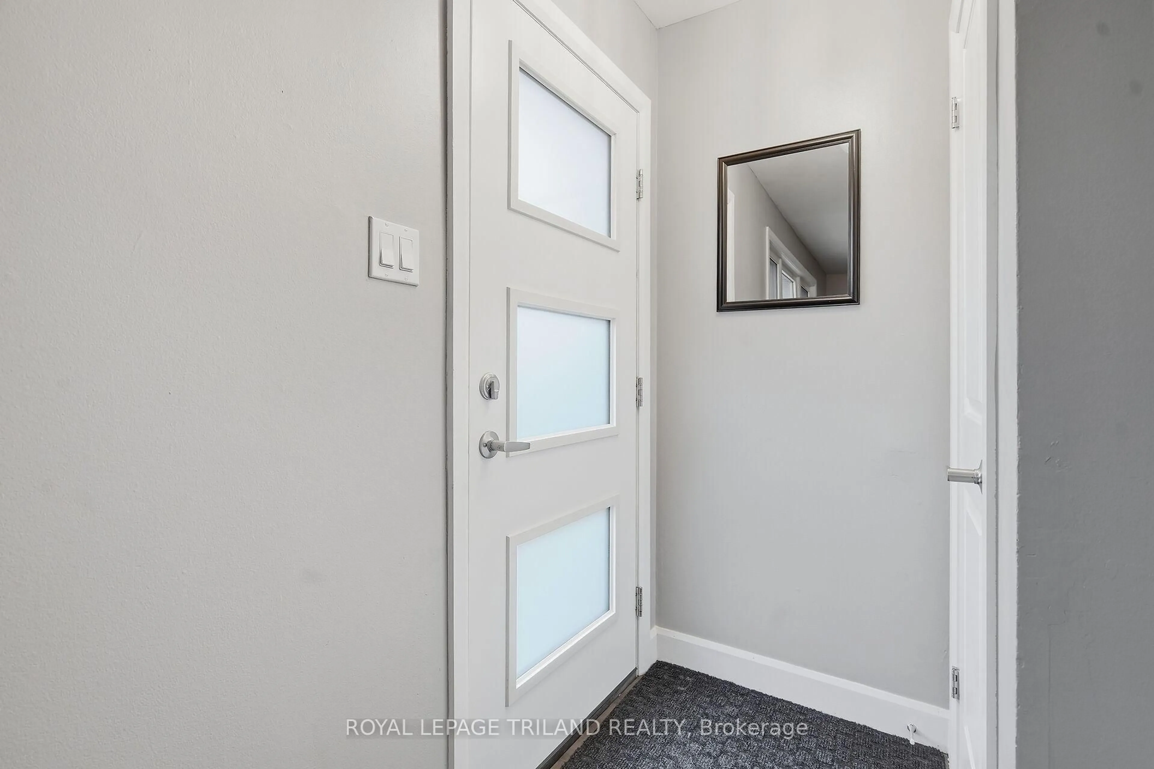 Indoor entryway for 125 Connaught Ave, London East Ontario N5Y 3A5