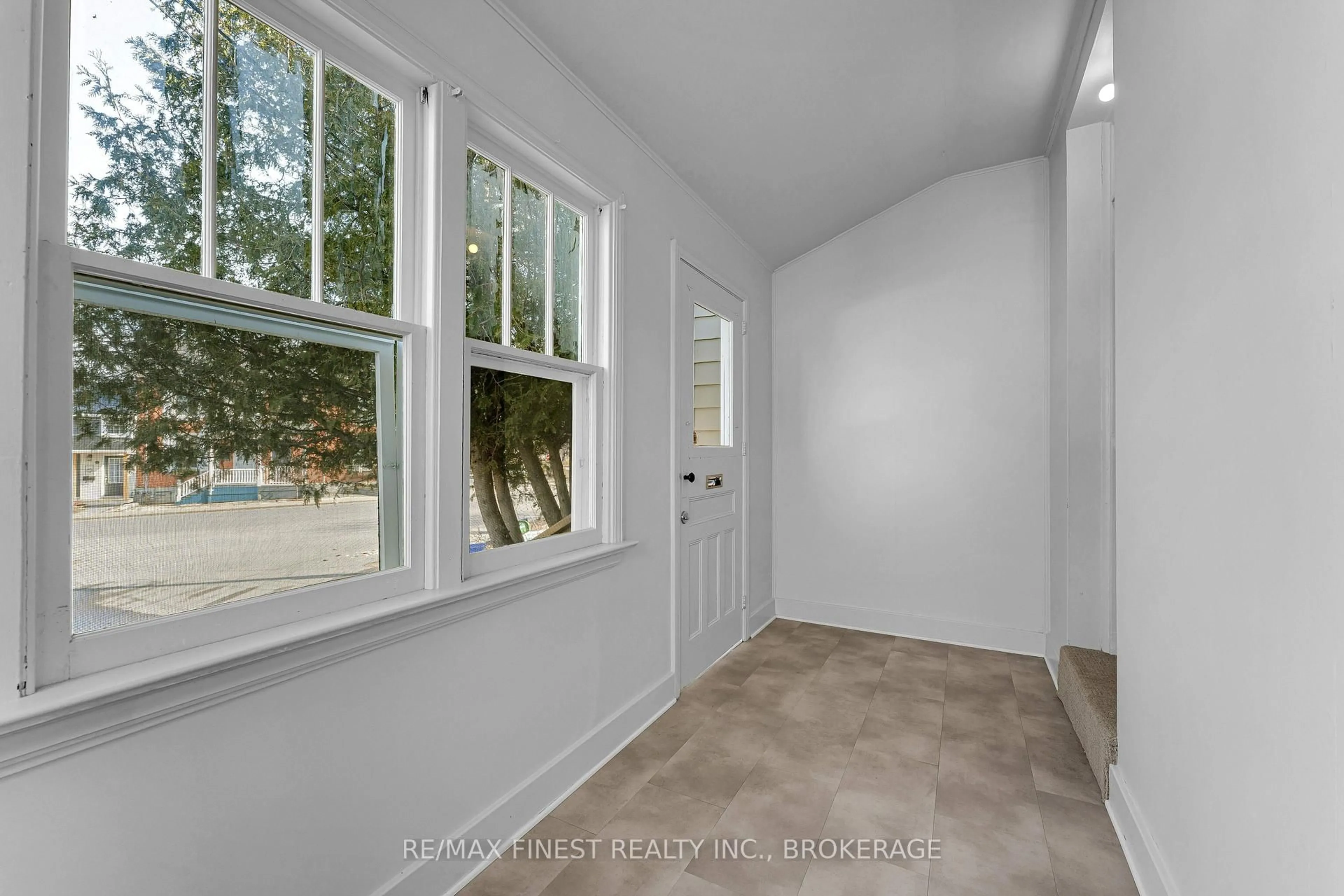 Indoor entryway for 196 Ordnance St, Kingston Ontario K7K 1H1