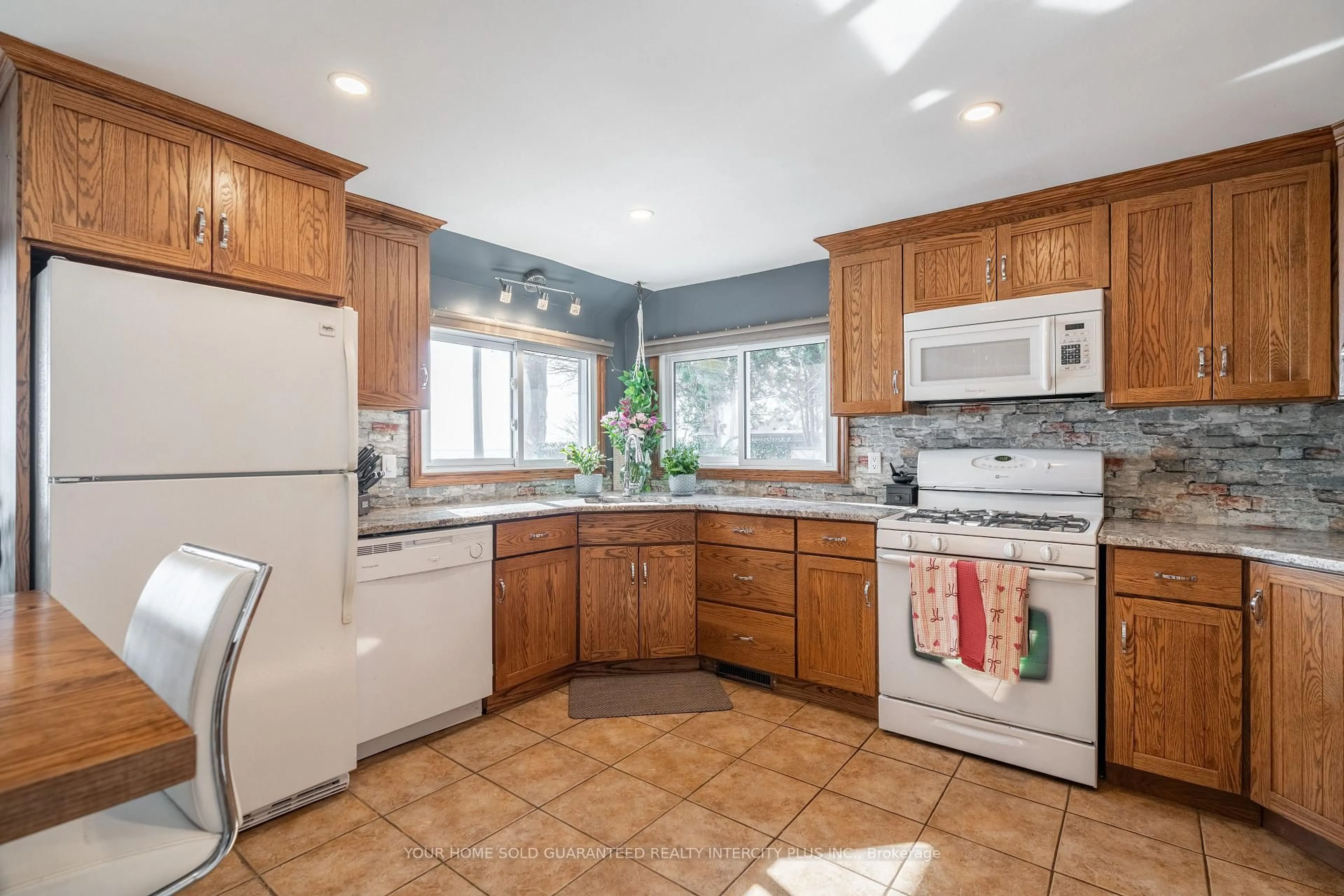 Standard kitchen, ceramic/tile floor for 17 Bee St, Norfolk Ontario N0E 1P0