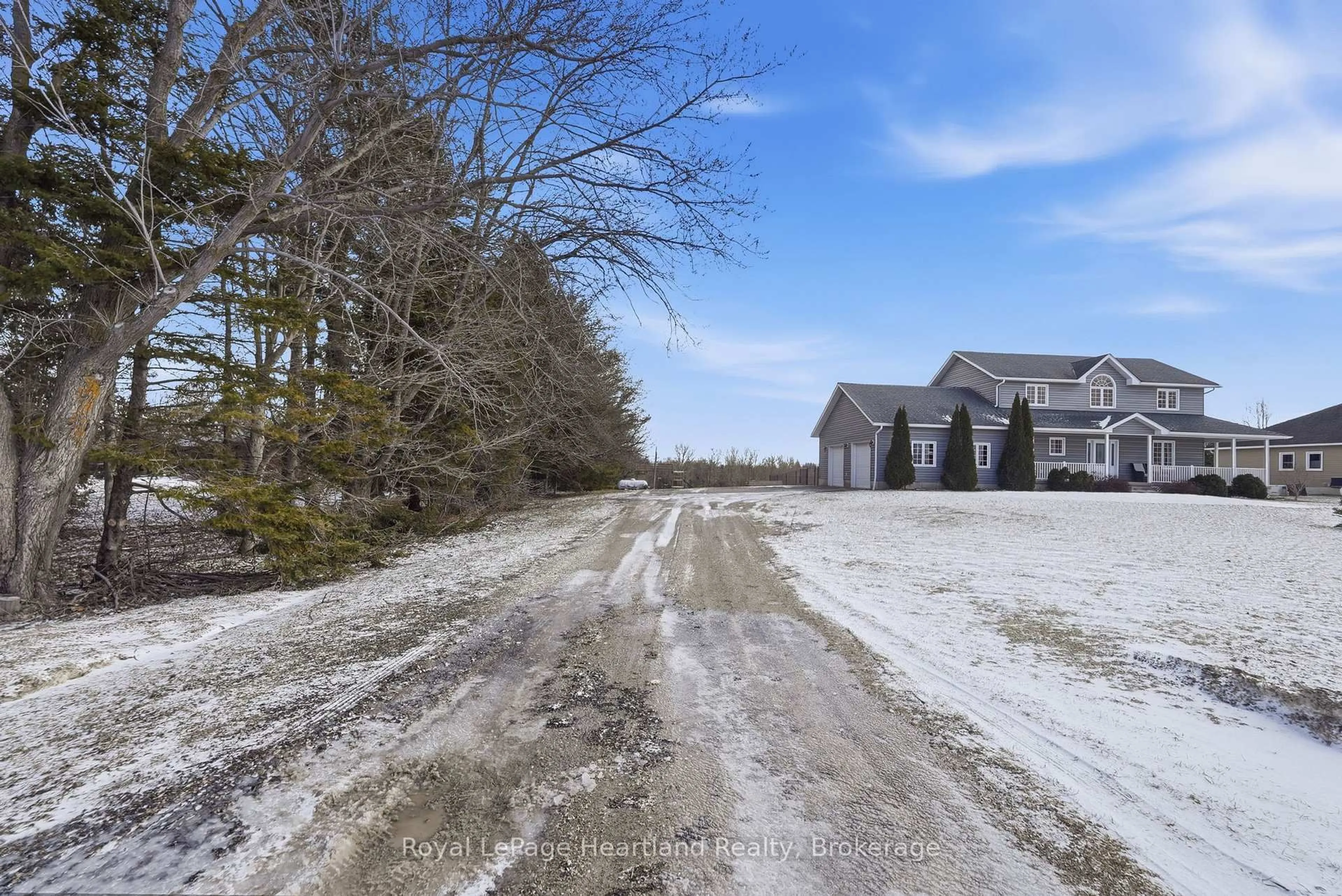 A pic from outside/outdoor area/front of a property/back of a property/a pic from drone, street for 1020 BRUSSELS Line, Howick Ontario N0G 2X0