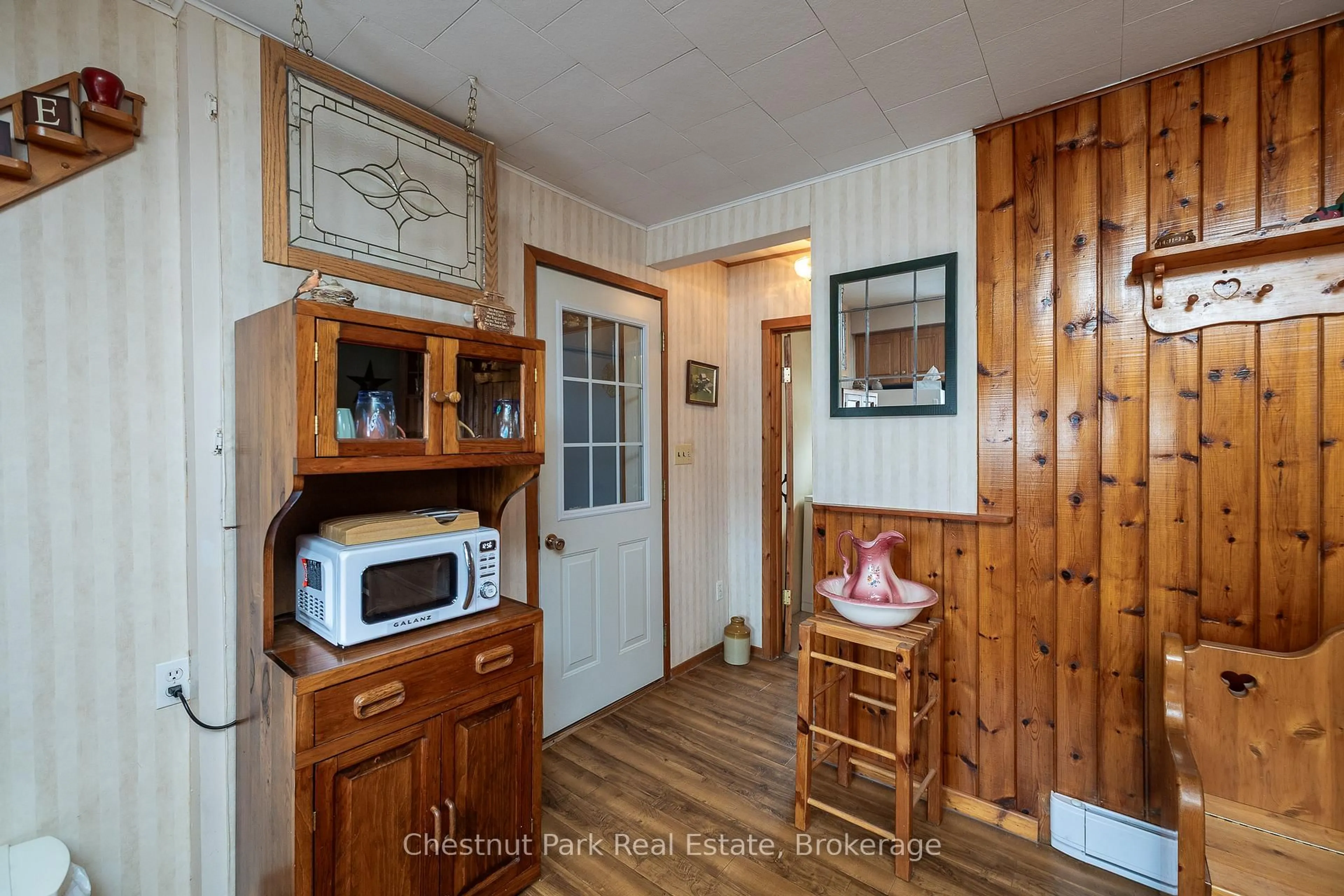 Standard kitchen, wood/laminate floor for 187 Warner Bay Rd, Northern Bruce Peninsula Ontario N0H 2R0