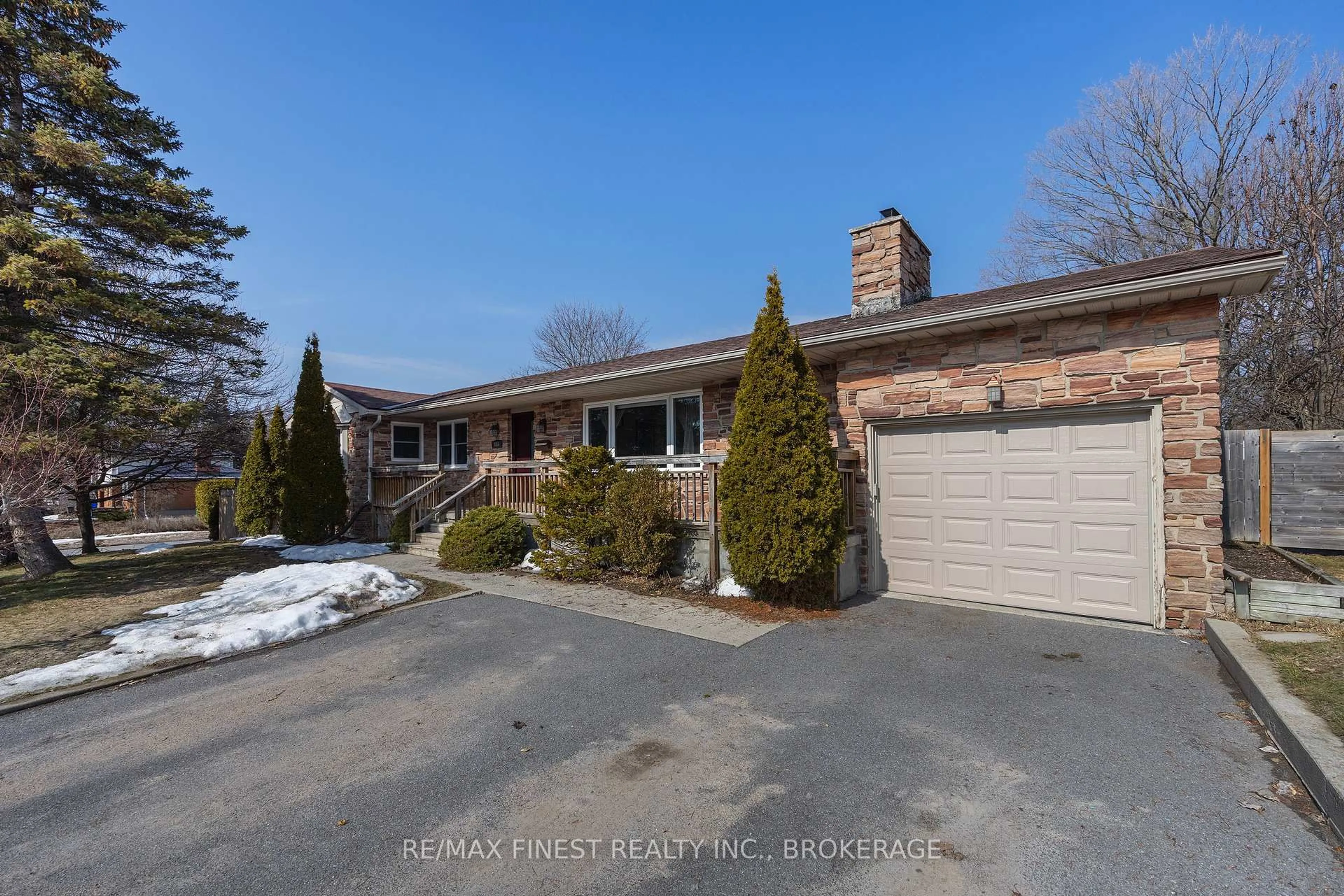 A pic from outside/outdoor area/front of a property/back of a property/a pic from drone, street for 886 Pembridge Cres, Kingston Ontario K7M 6A4