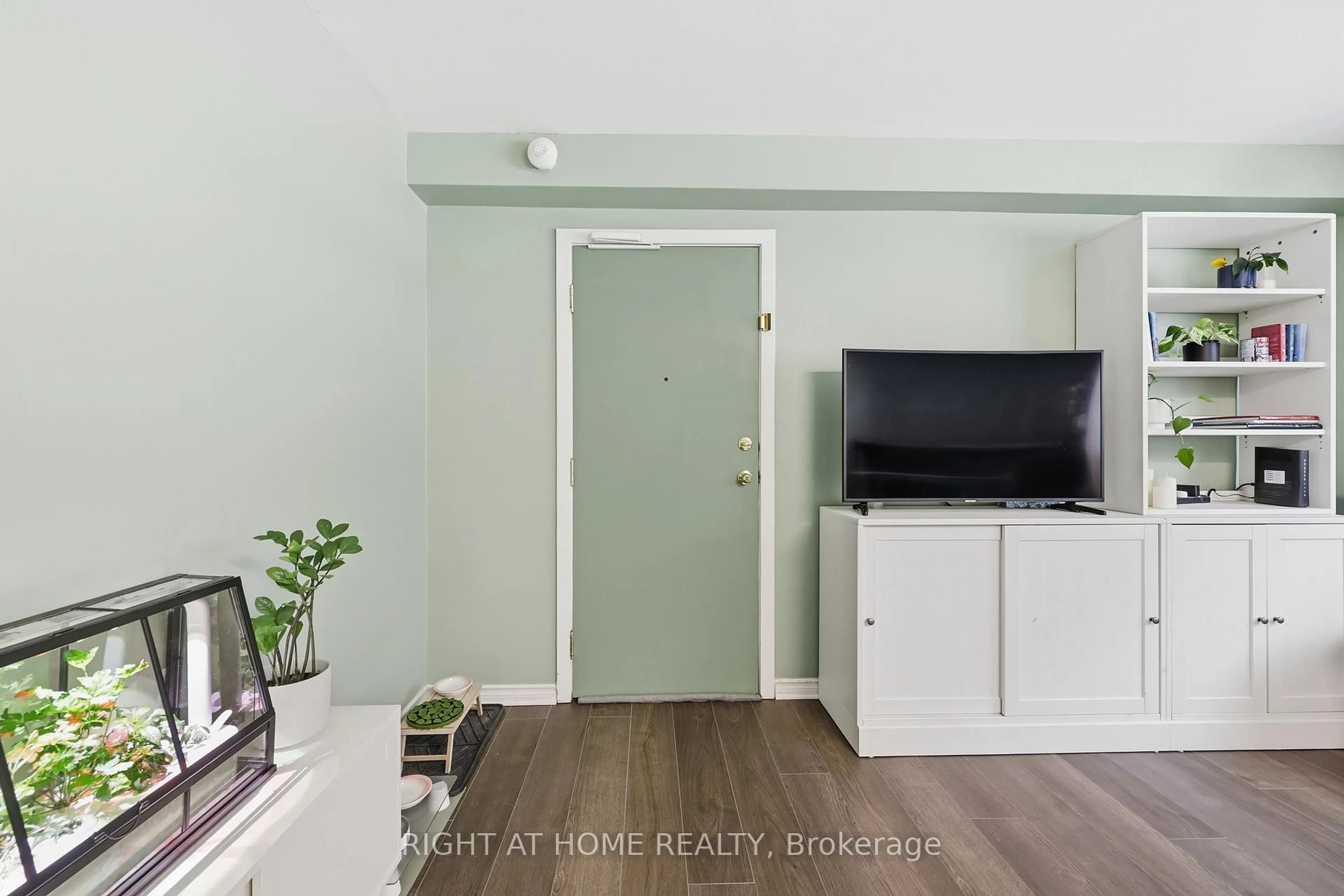 Indoor entryway for 223 MacNab St #11, Hamilton Ontario L8P 3C9