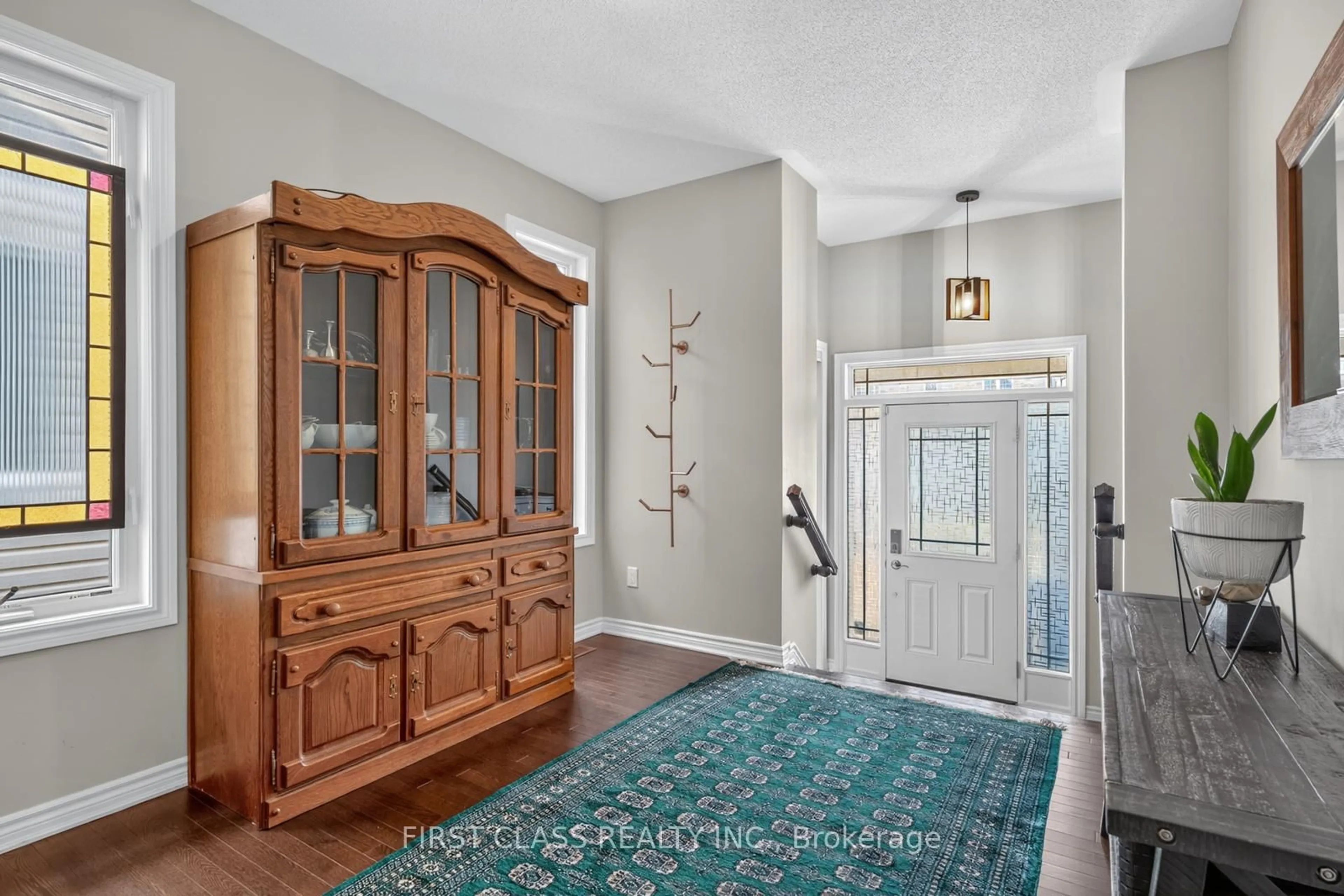 Indoor entryway for 308 Autumnfield St, Ottawa Ontario K2M 0J4
