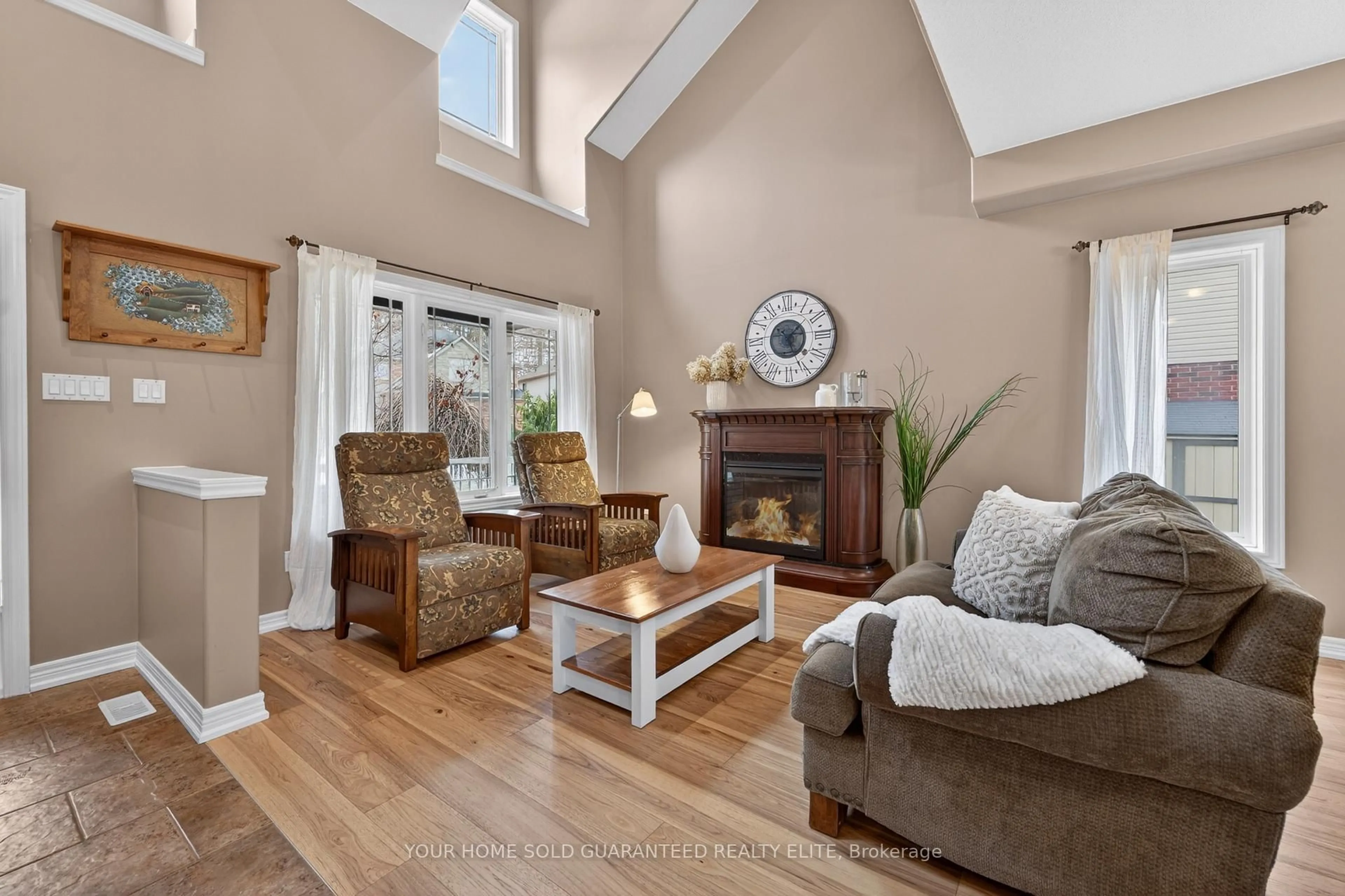 Living room with furniture, wood/laminate floor for 17 Heathcote Crt, Grimsby Ontario L3M 0A6