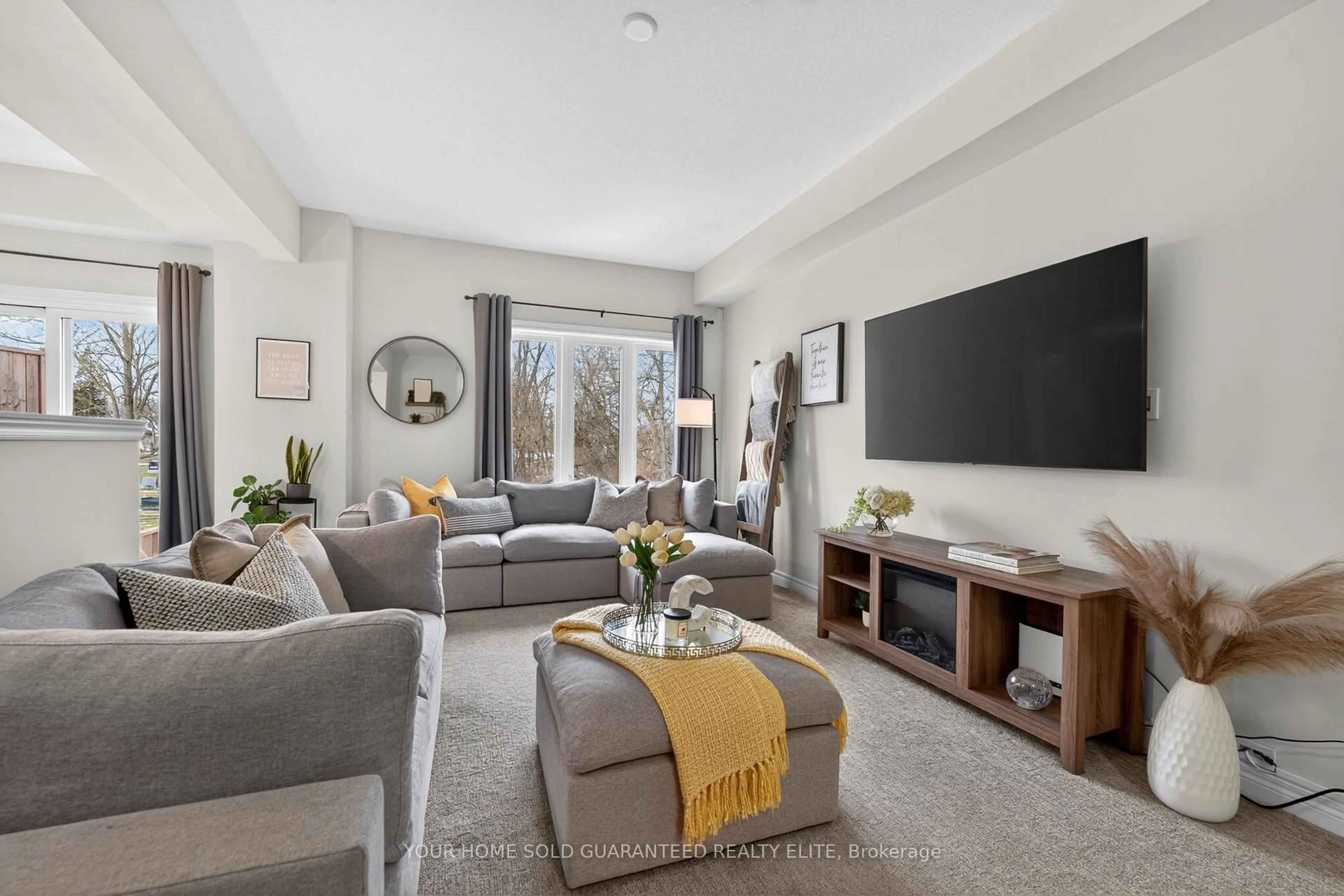 Living room with furniture, unknown for 59 Dennis Dr, West Lincoln Ontario L0R 2A0