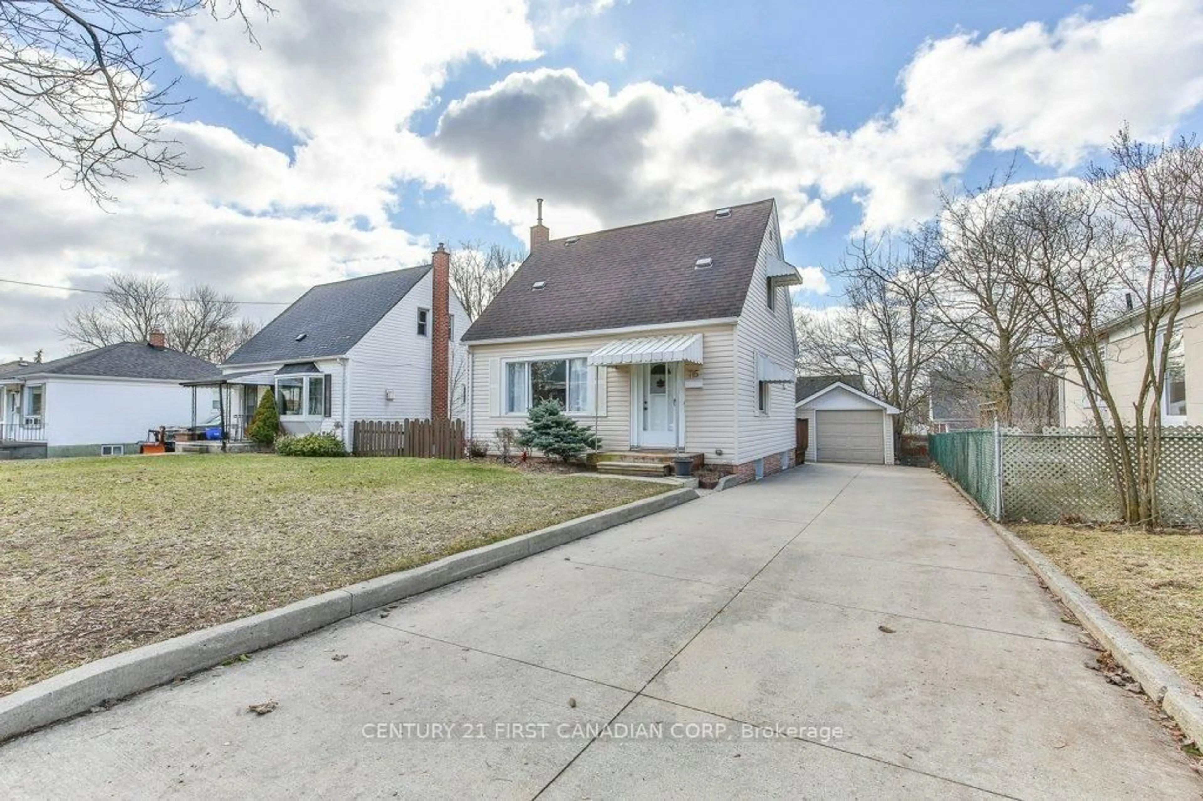 A pic from outside/outdoor area/front of a property/back of a property/a pic from drone, street for 715 Grosvenor St, London East Ontario N5Y 3T7