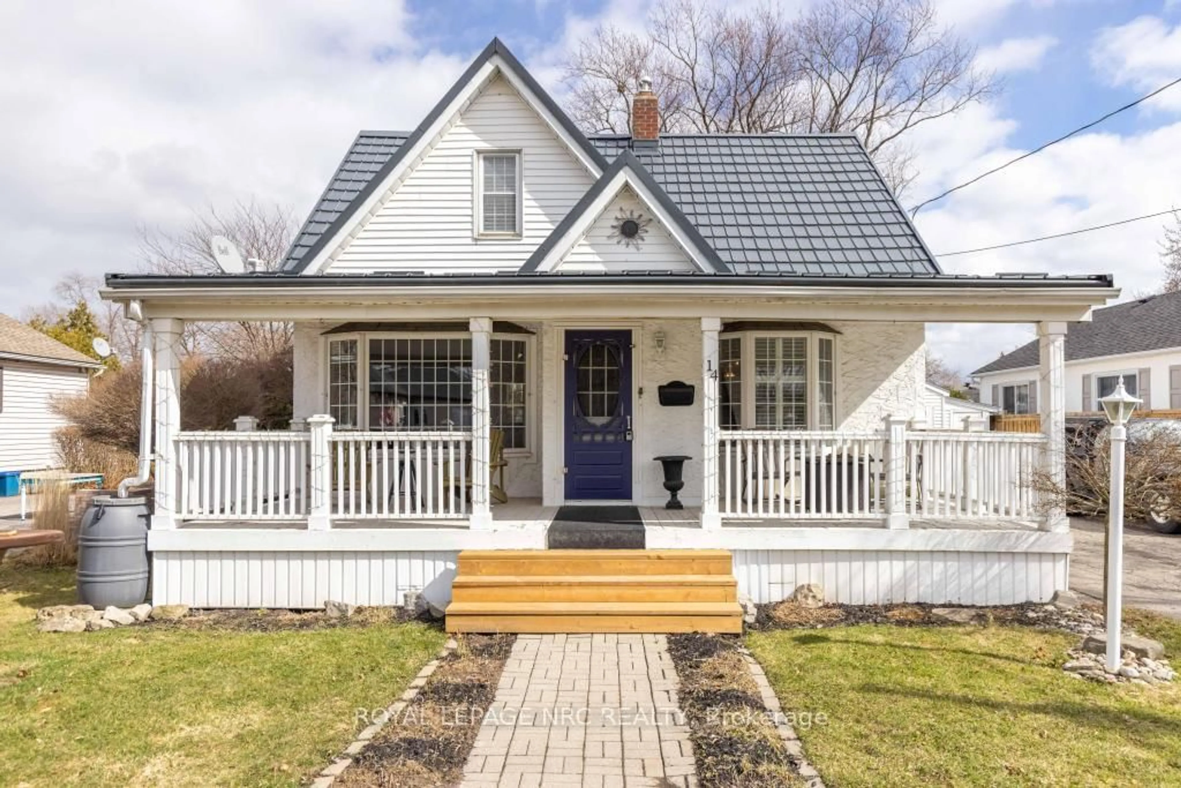 Home with vinyl exterior material, street for 14 Duncan Dr, St. Catharines Ontario L2N 3N9