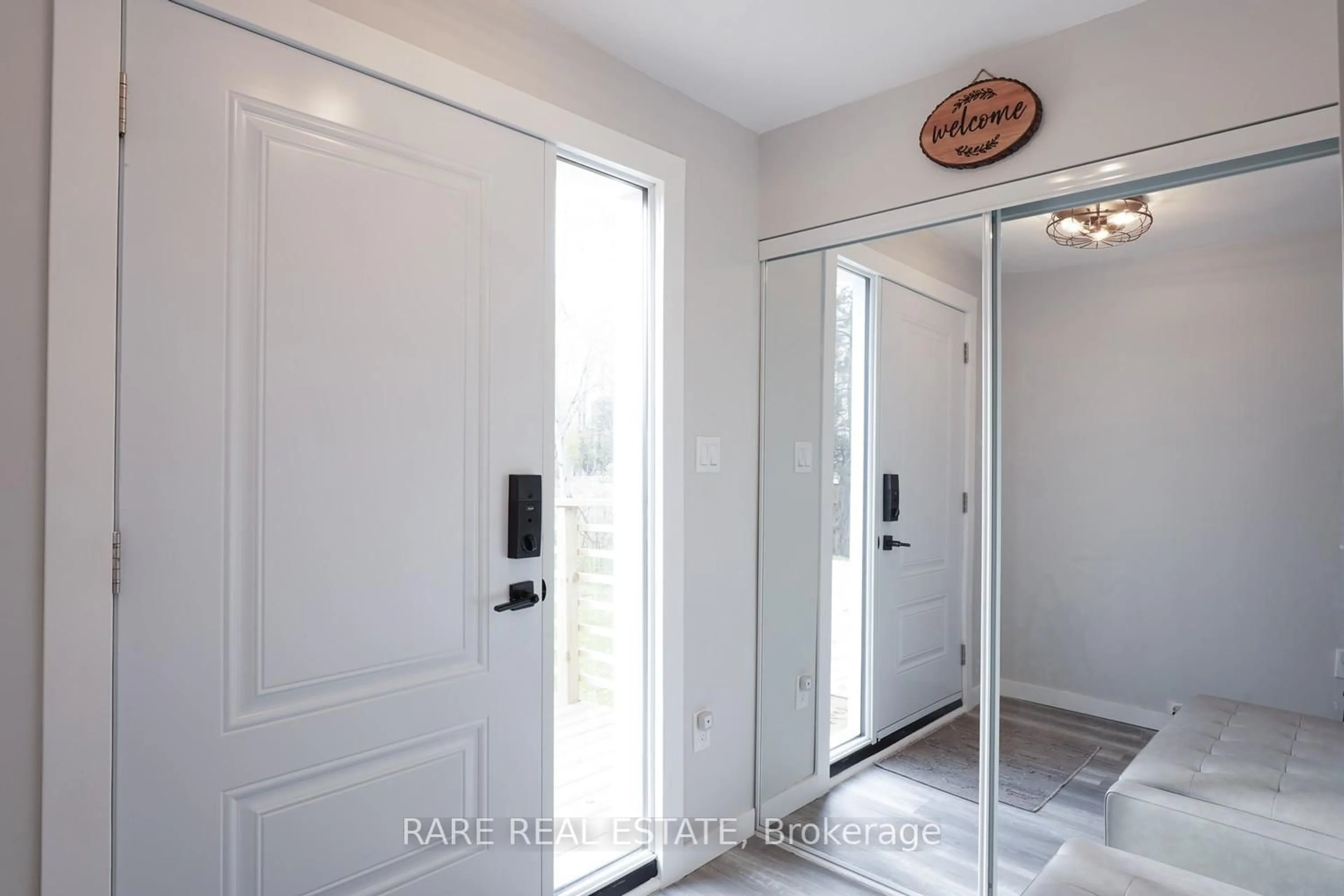 Indoor entryway for 162 Blue Mountain Dr, Blue Mountains Ontario L9Y 0K9