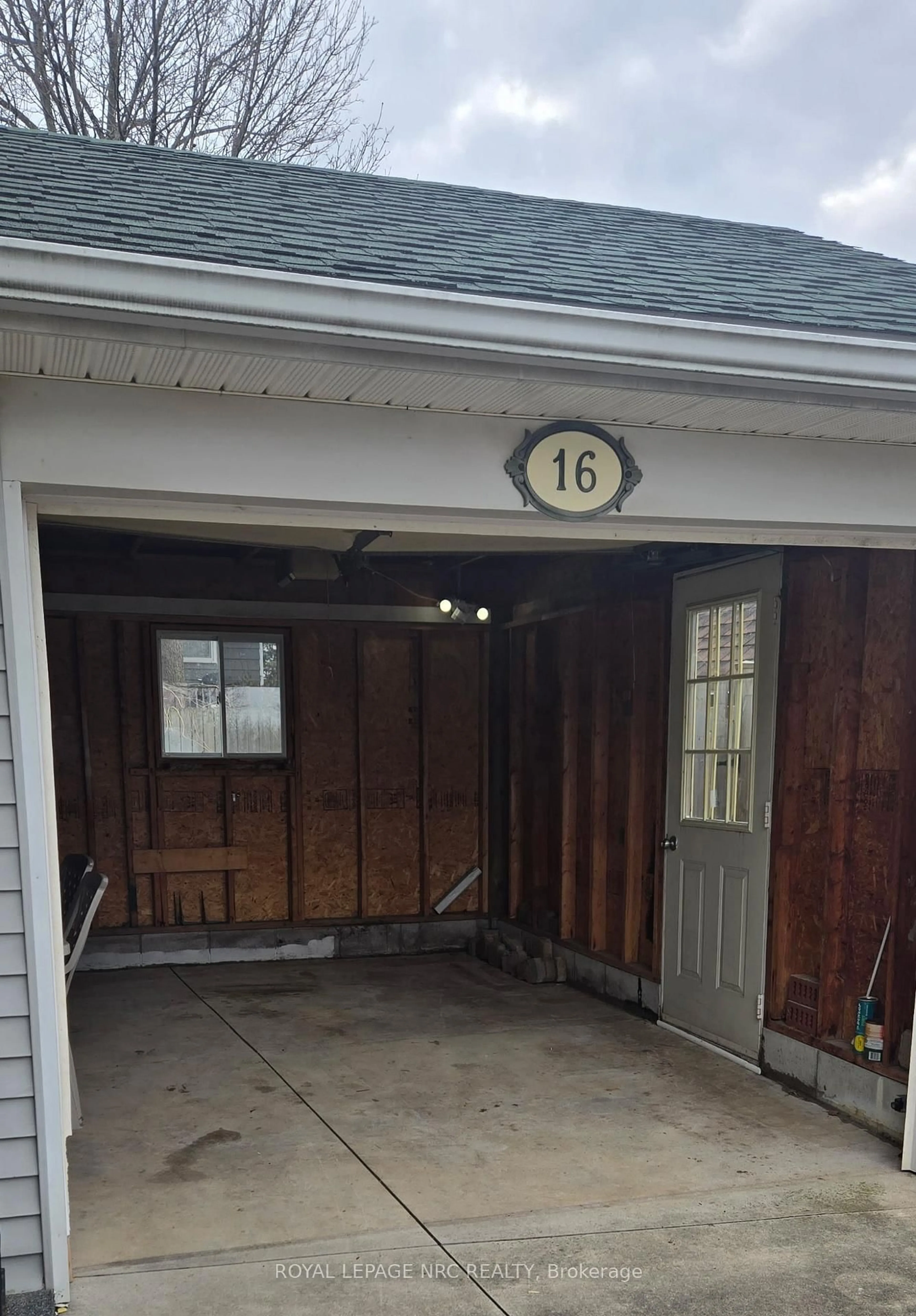 Indoor garage for 16 Appleford Rd, St. Catharines Ontario L2P 3M3