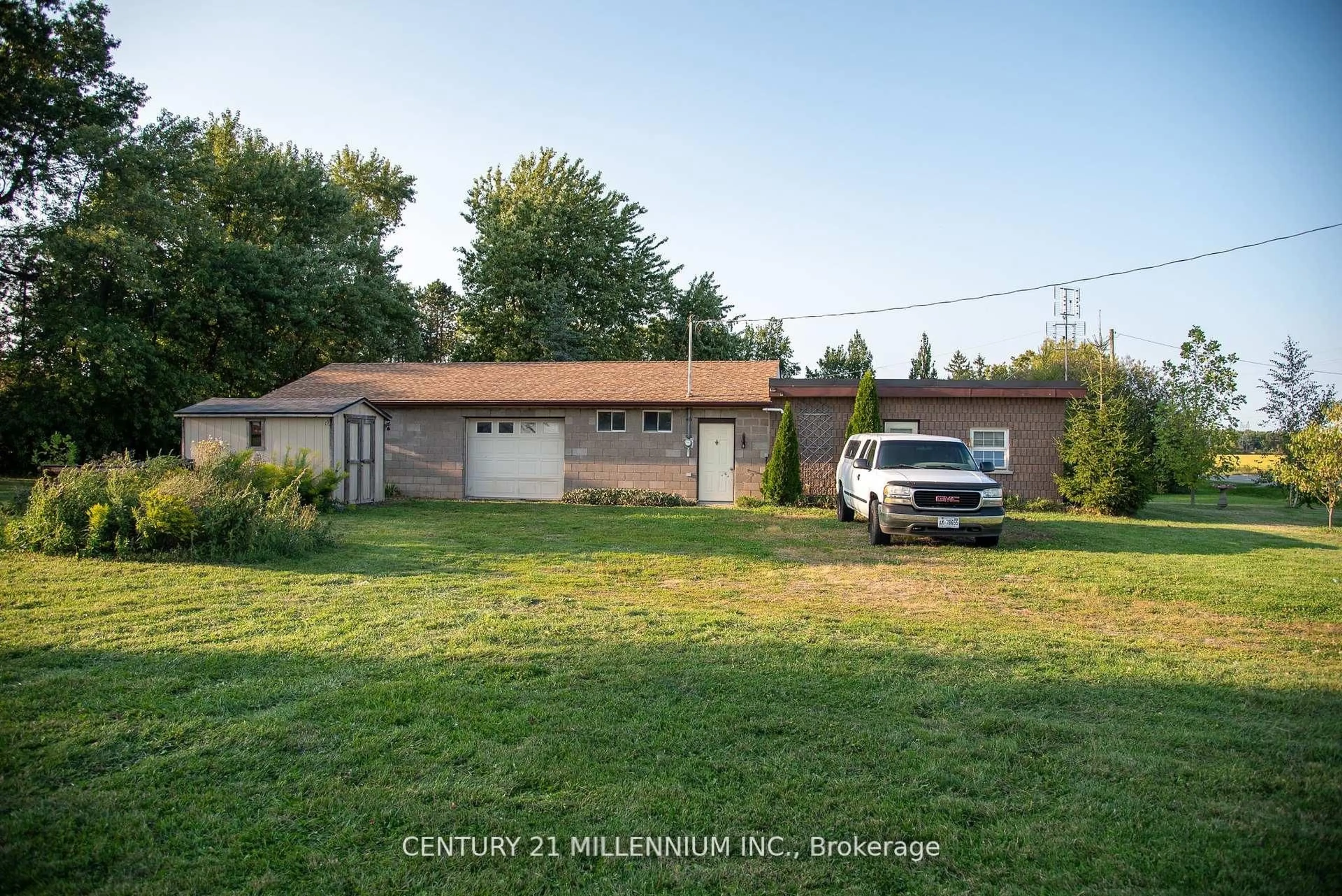 A pic from outside/outdoor area/front of a property/back of a property/a pic from drone, mountain view for 1917 Hansler Rd, Thorold Ontario L2V 5J5