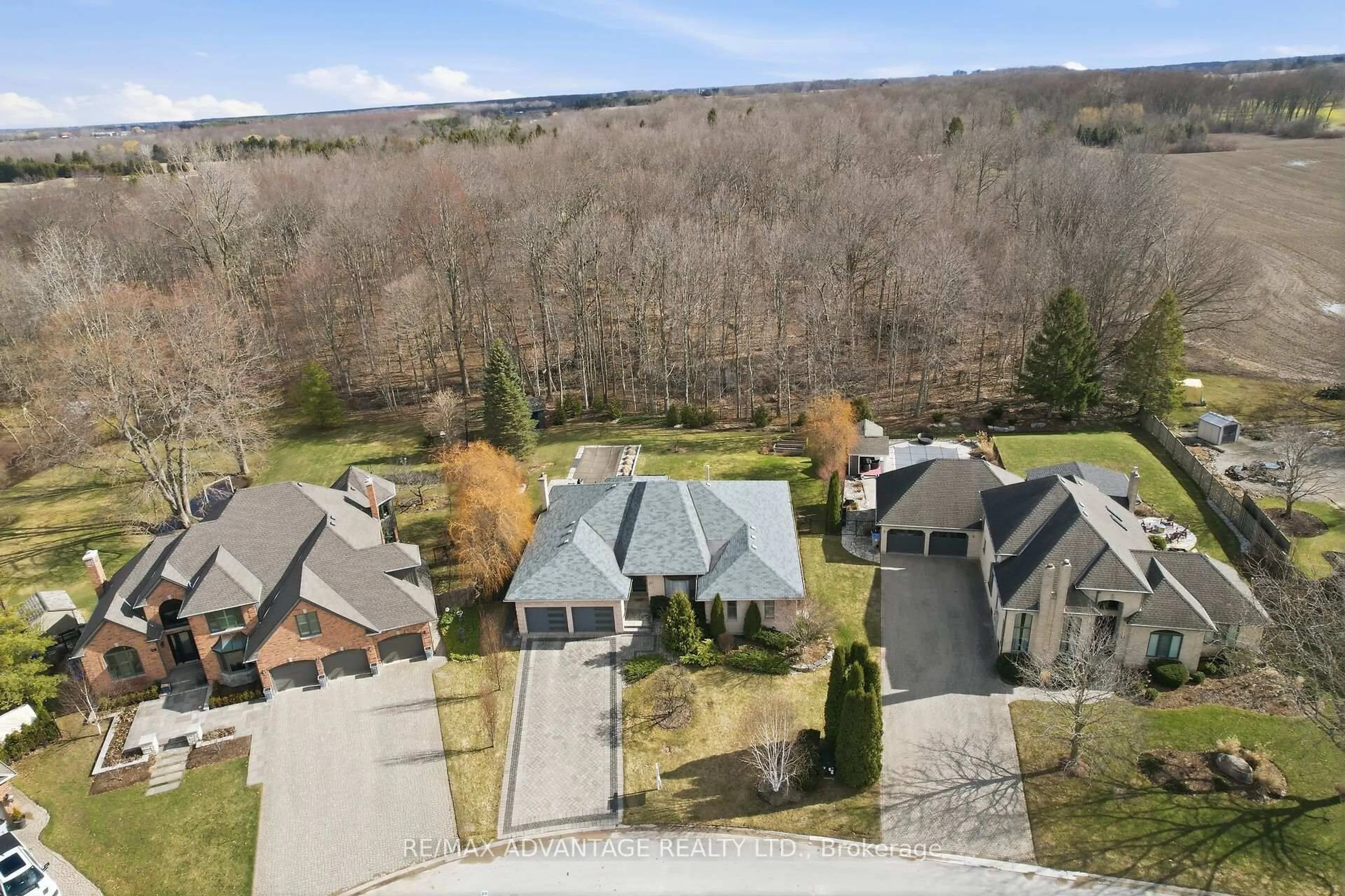 A pic from outside/outdoor area/front of a property/back of a property/a pic from drone, street for 28 Wynfield Lane, Middlesex Centre Ontario N6H 5L2