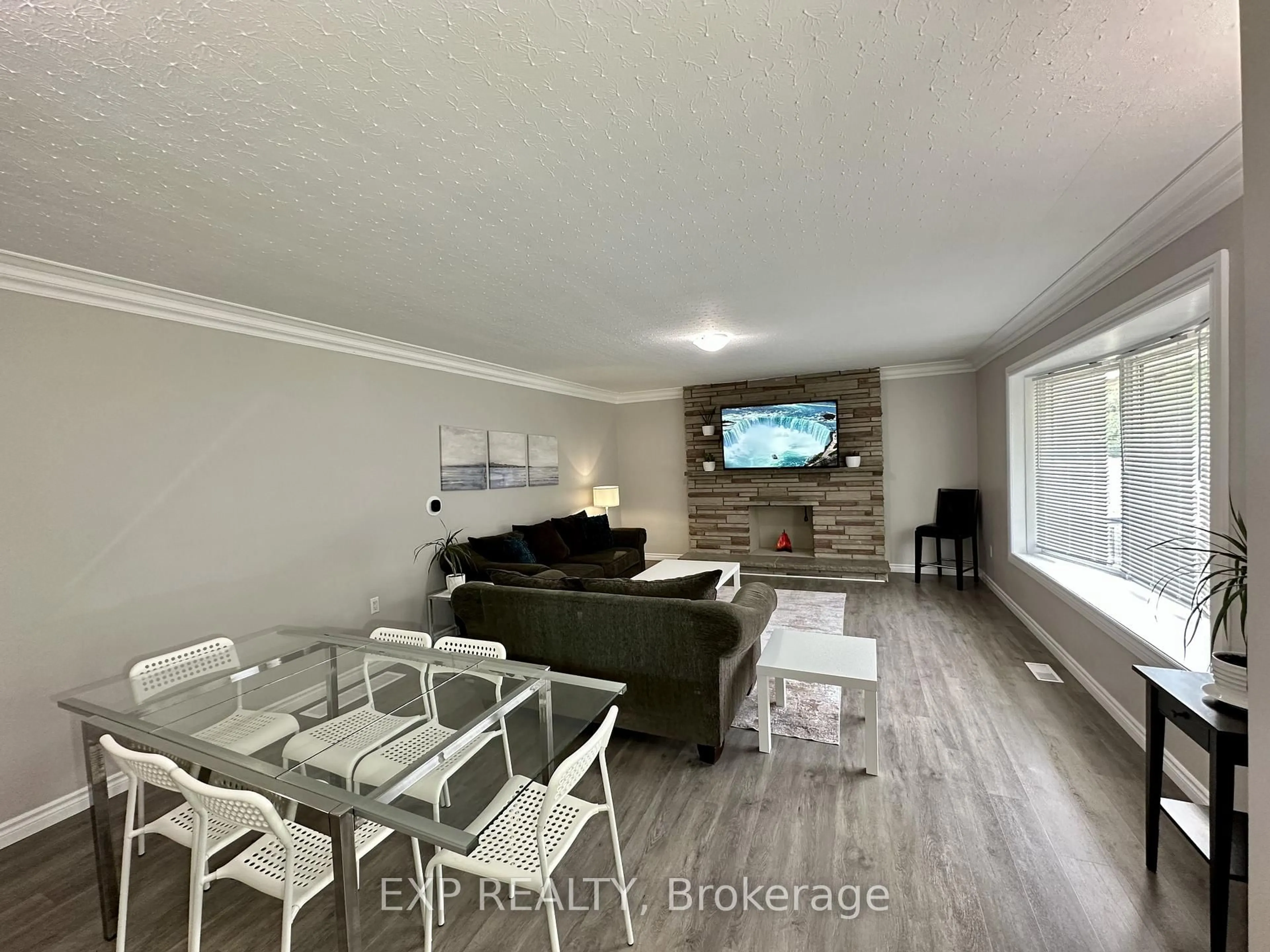 Living room with furniture, wood/laminate floor for 16 Broadview Ave, St. Catharines Ontario L2T 2H3