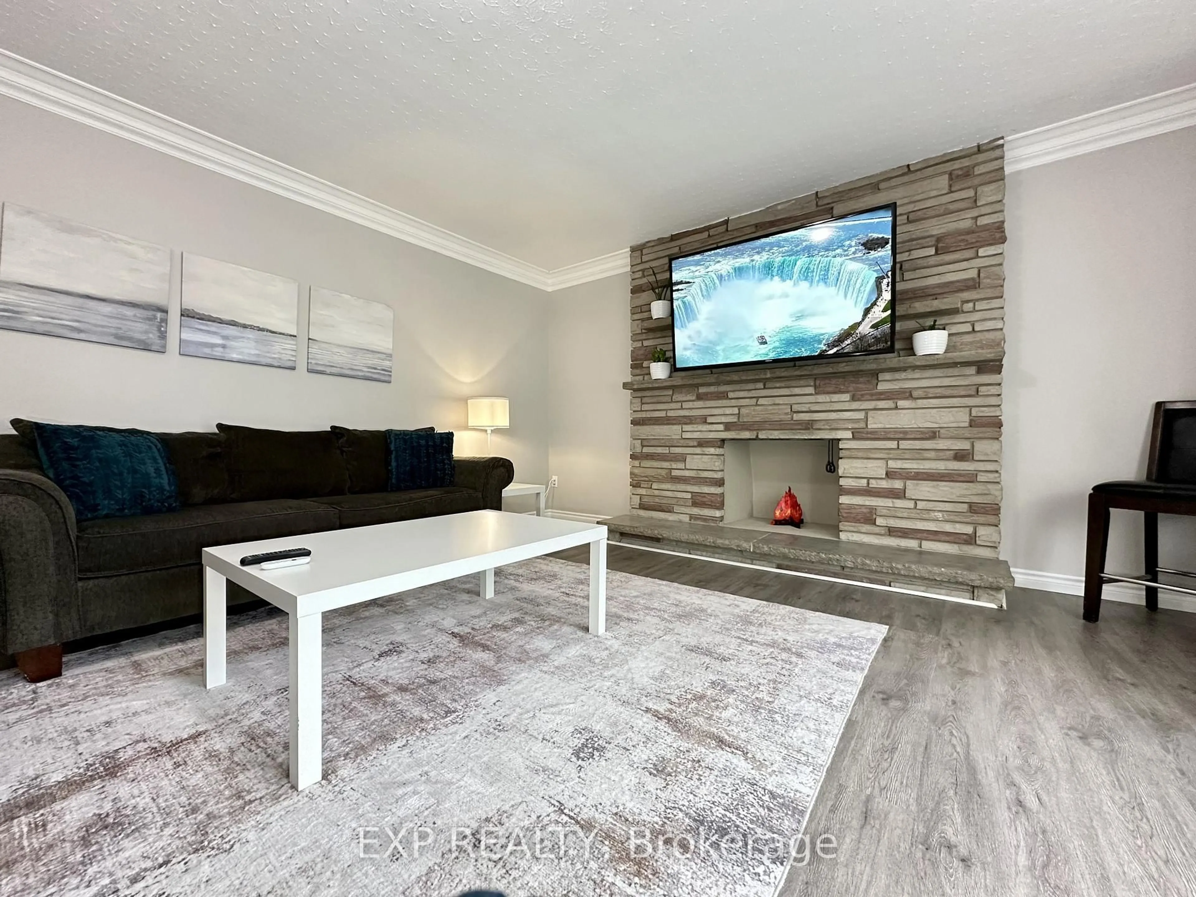 Living room with furniture, unknown for 16 Broadview Ave, St. Catharines Ontario L2T 2H3