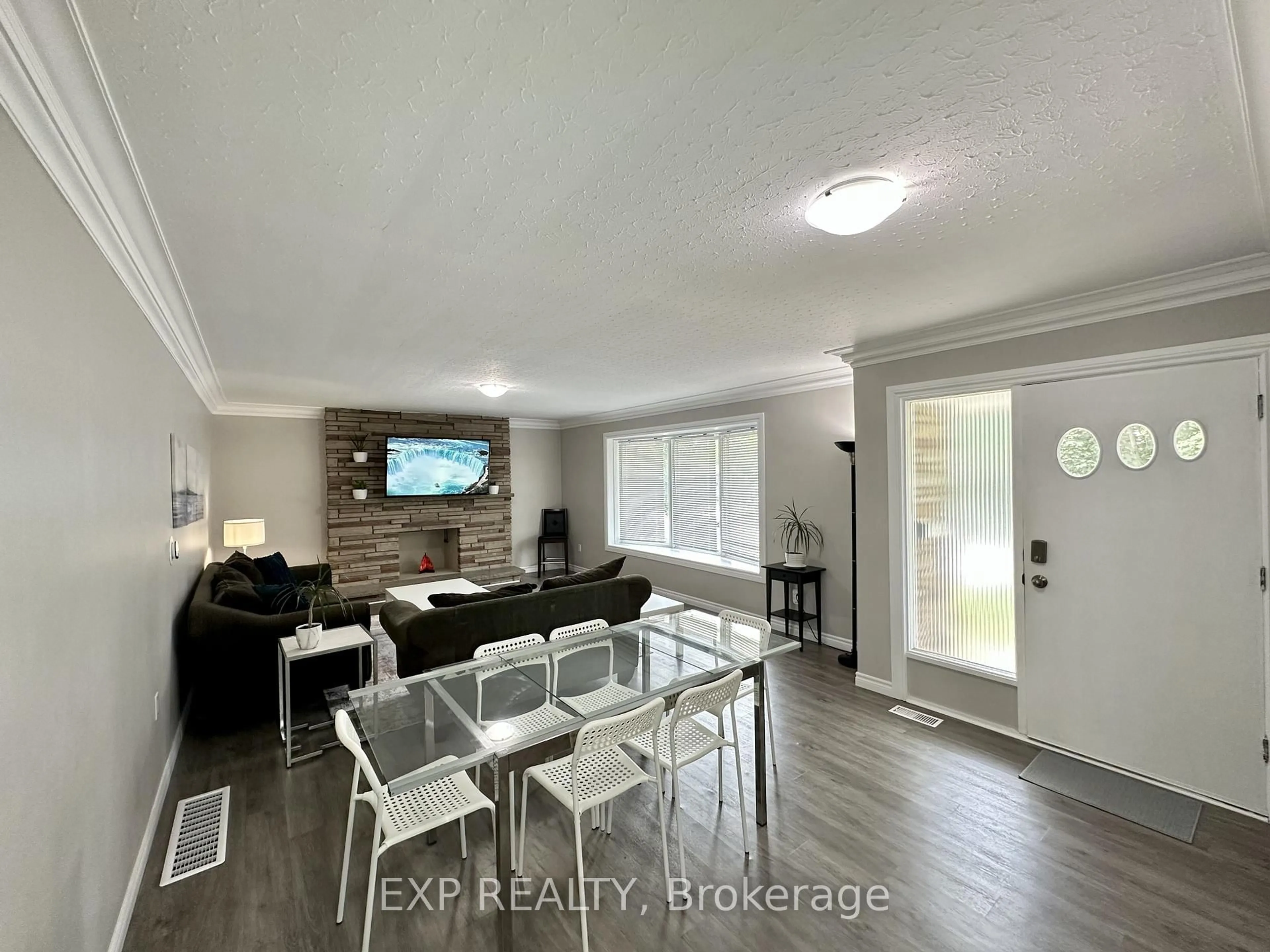 Living room with furniture, wood/laminate floor for 16 Broadview Ave, St. Catharines Ontario L2T 2H3