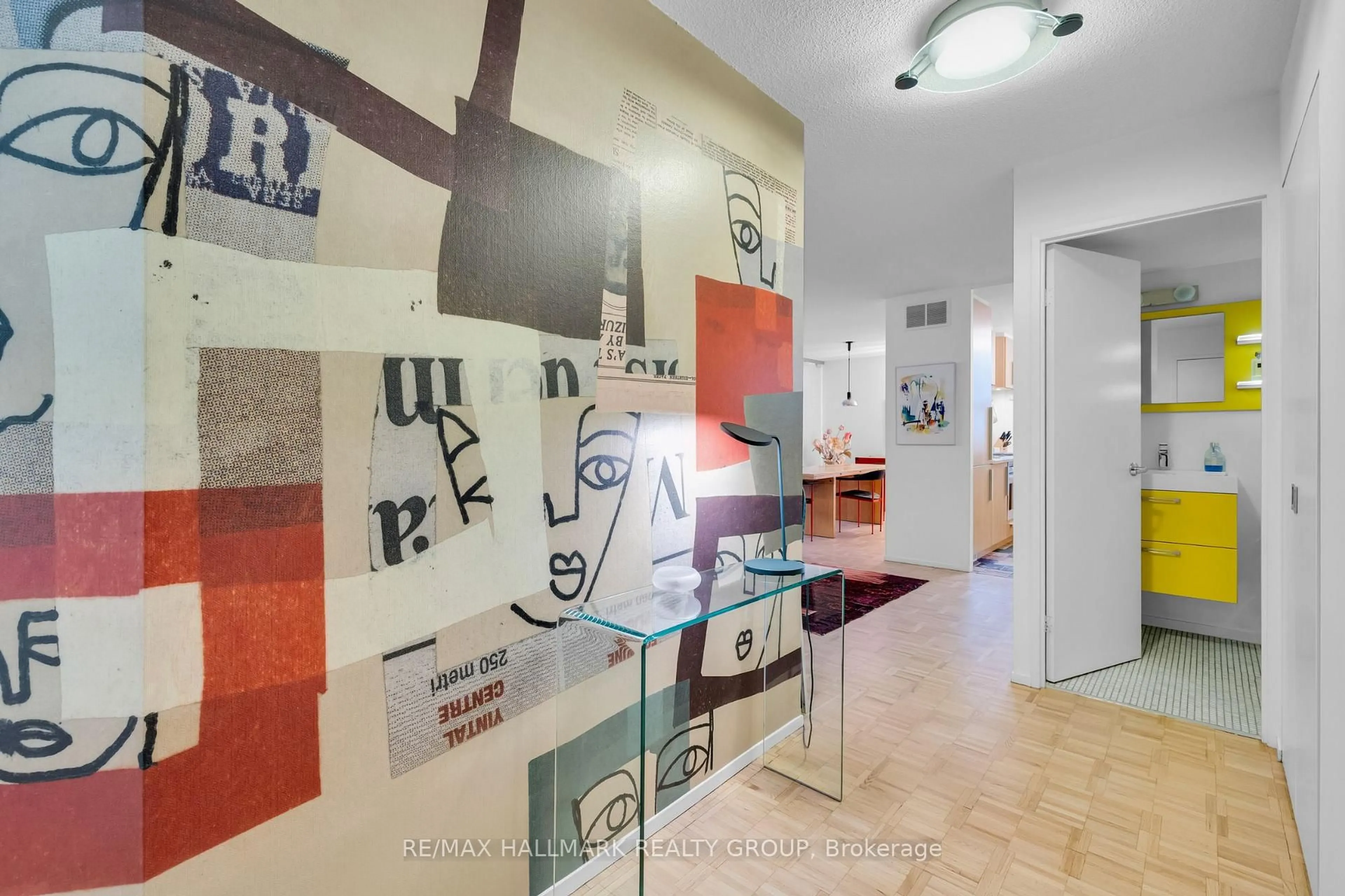 Indoor entryway for 40 Arthur St #203, Ottawa Ontario K1R 7T5