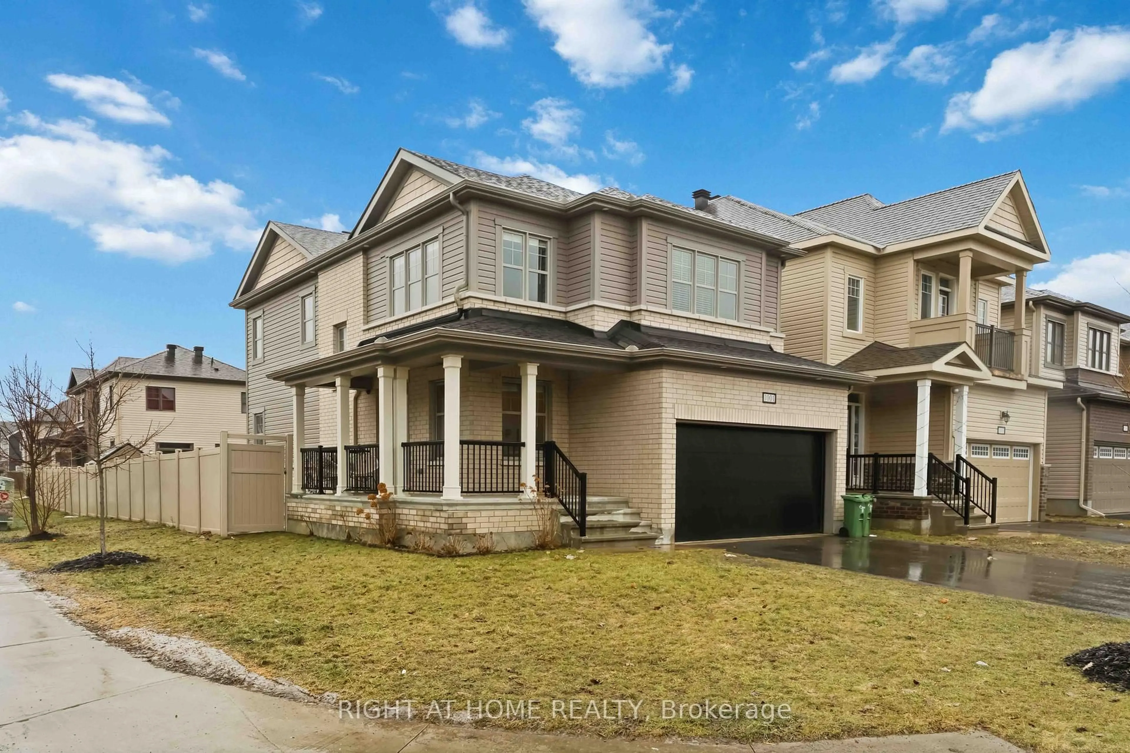 Home with vinyl exterior material, street for 1001 Rue Du Manege St, Ottawa Ontario K2S 0Y7