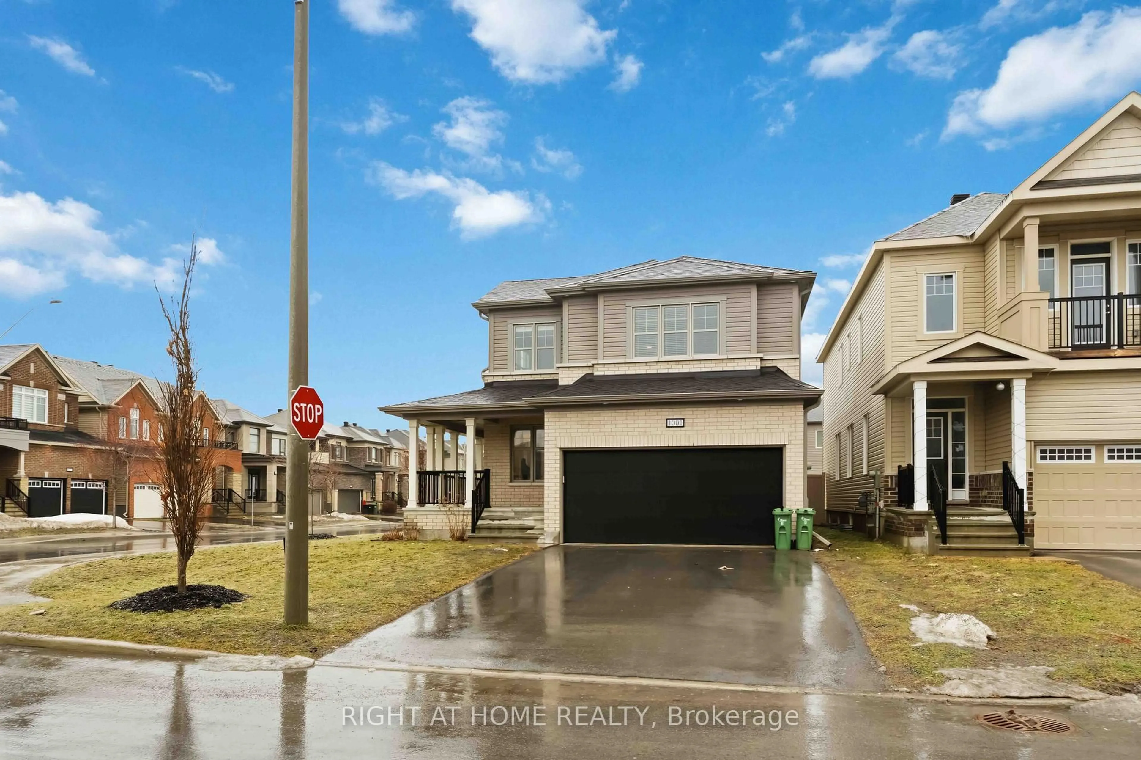 A pic from outside/outdoor area/front of a property/back of a property/a pic from drone, street for 1001 Rue Du Manege St, Ottawa Ontario K2S 0Y7