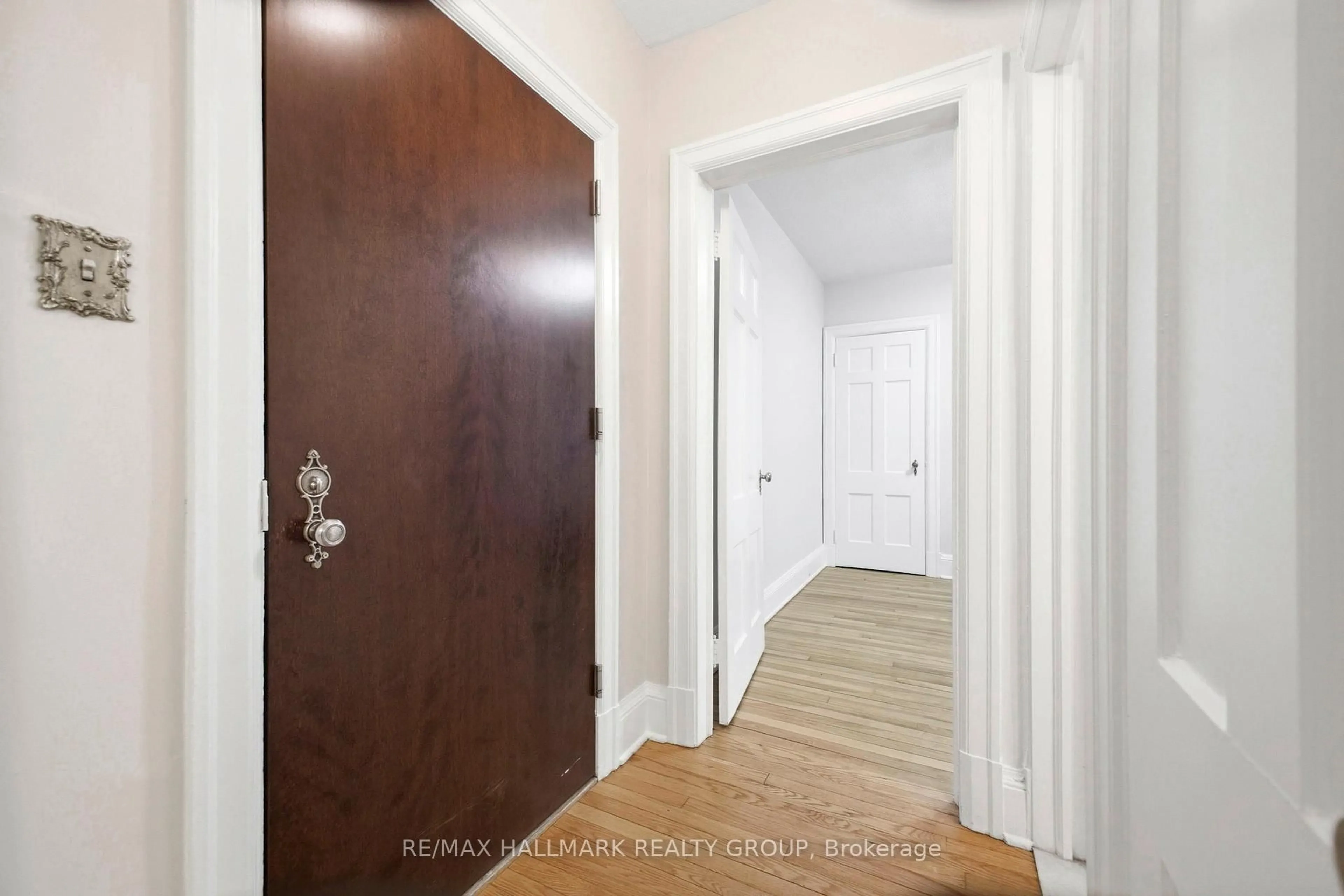 Indoor entryway for 260 Metcalfe St #1C, Ottawa Ontario K2P 1R6