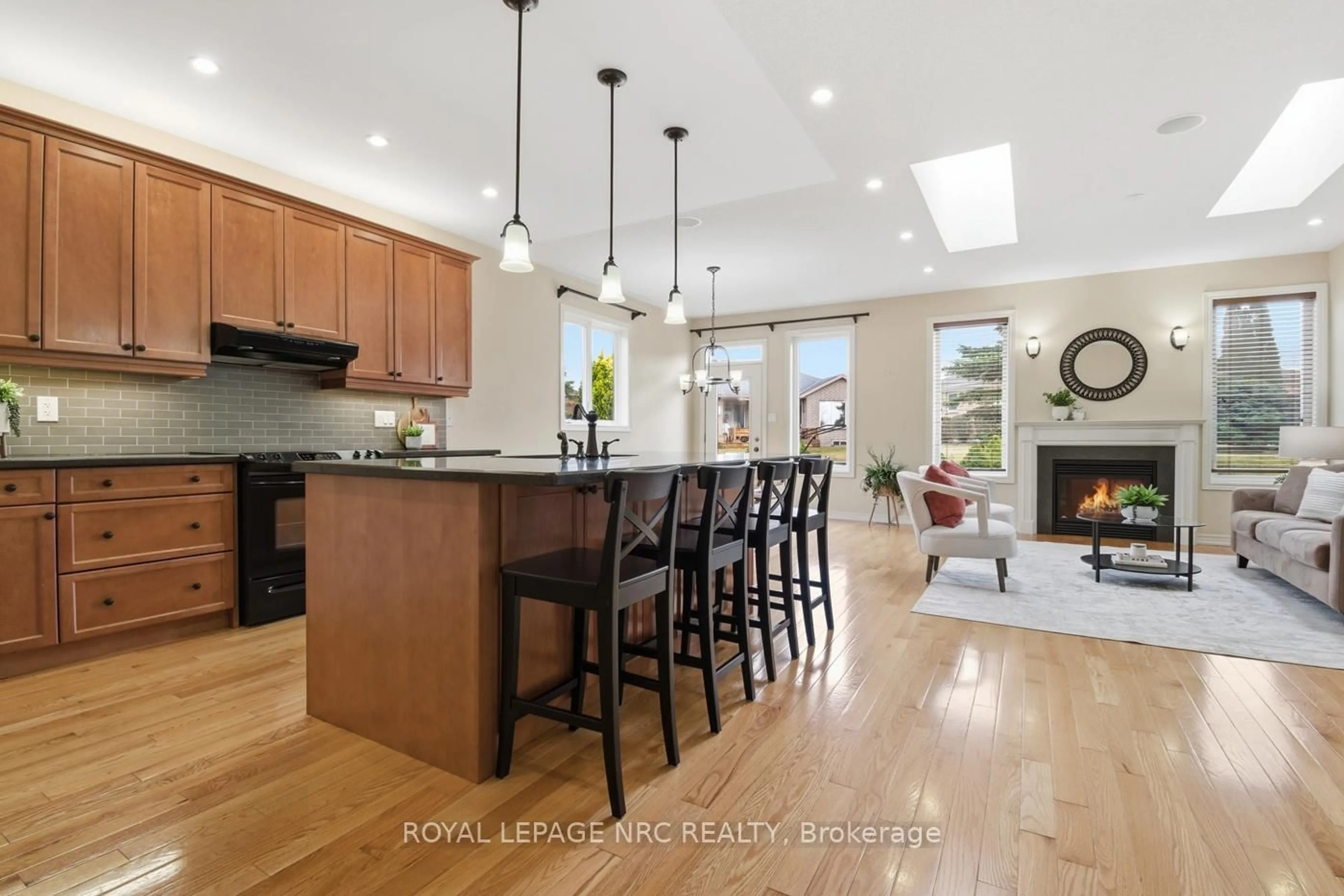 Open concept kitchen, unknown for 14 Lochness Crt, Welland Ontario L3B 6H4
