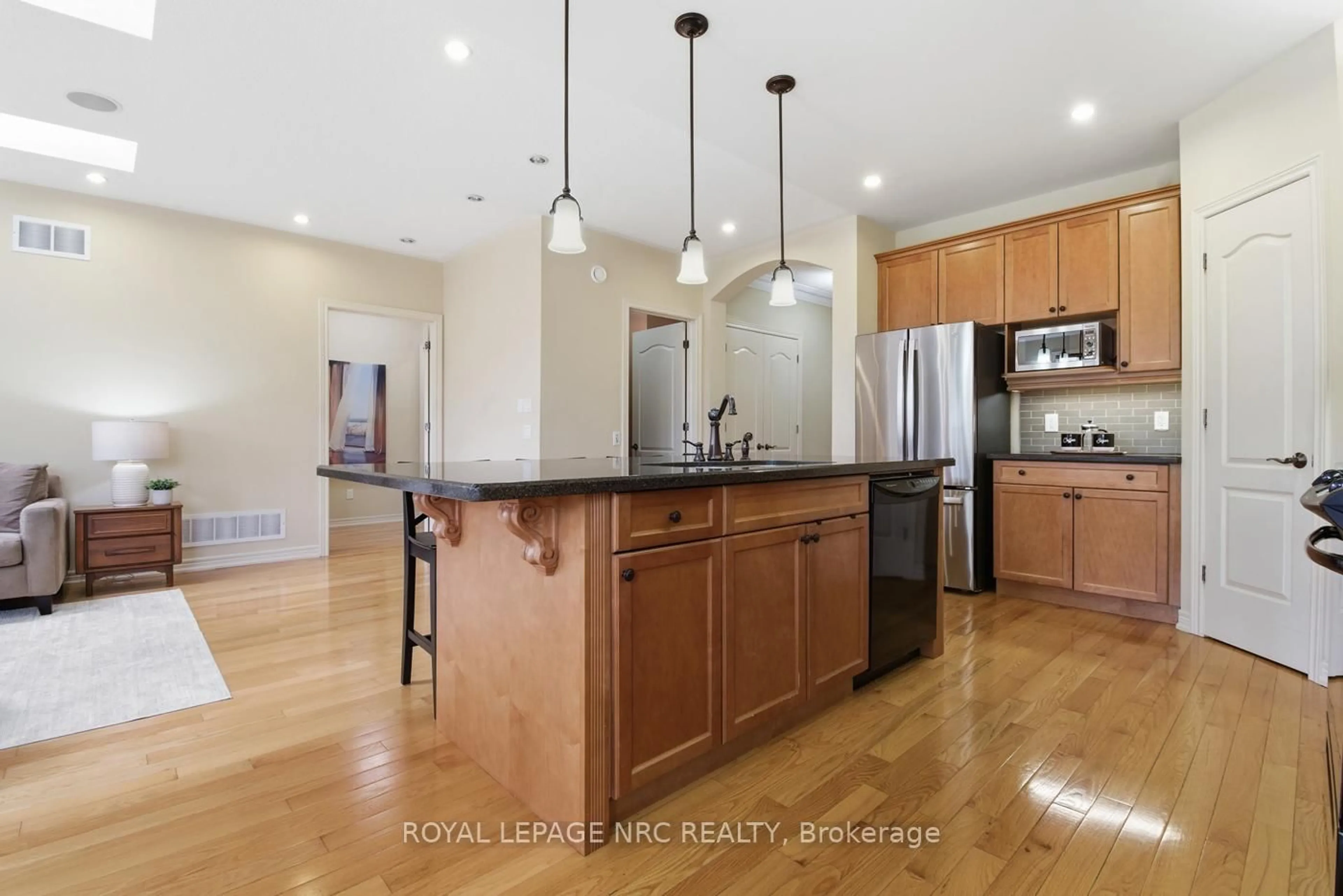 Open concept kitchen, unknown for 14 Lochness Crt, Welland Ontario L3B 6H4