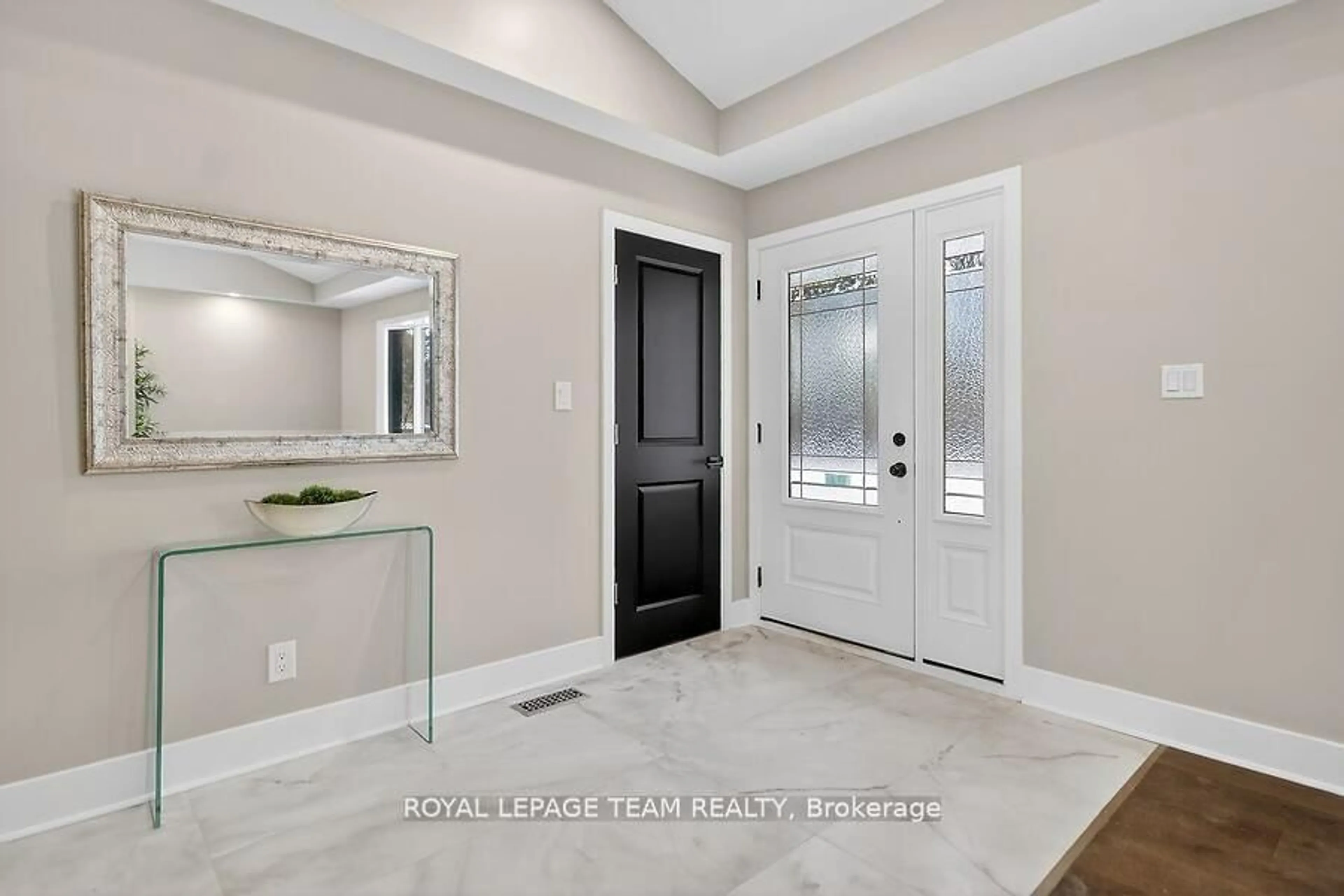 Indoor entryway for 6636 MARINA Dr, Manotick Ontario K4M 1B3