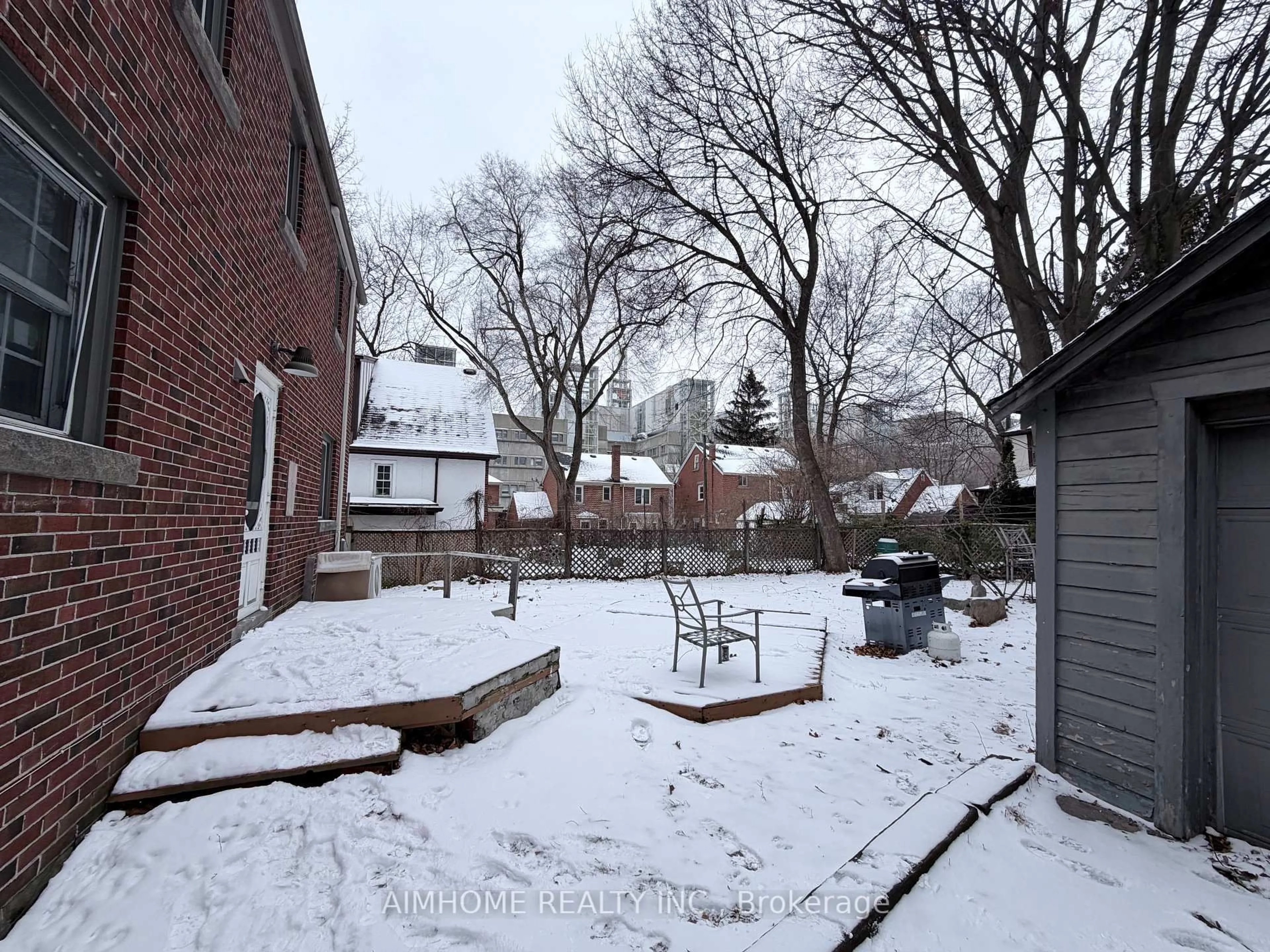 A pic from outside/outdoor area/front of a property/back of a property/a pic from drone, street for 110 Traymore Ave, Hamilton Ontario L8S 1R7