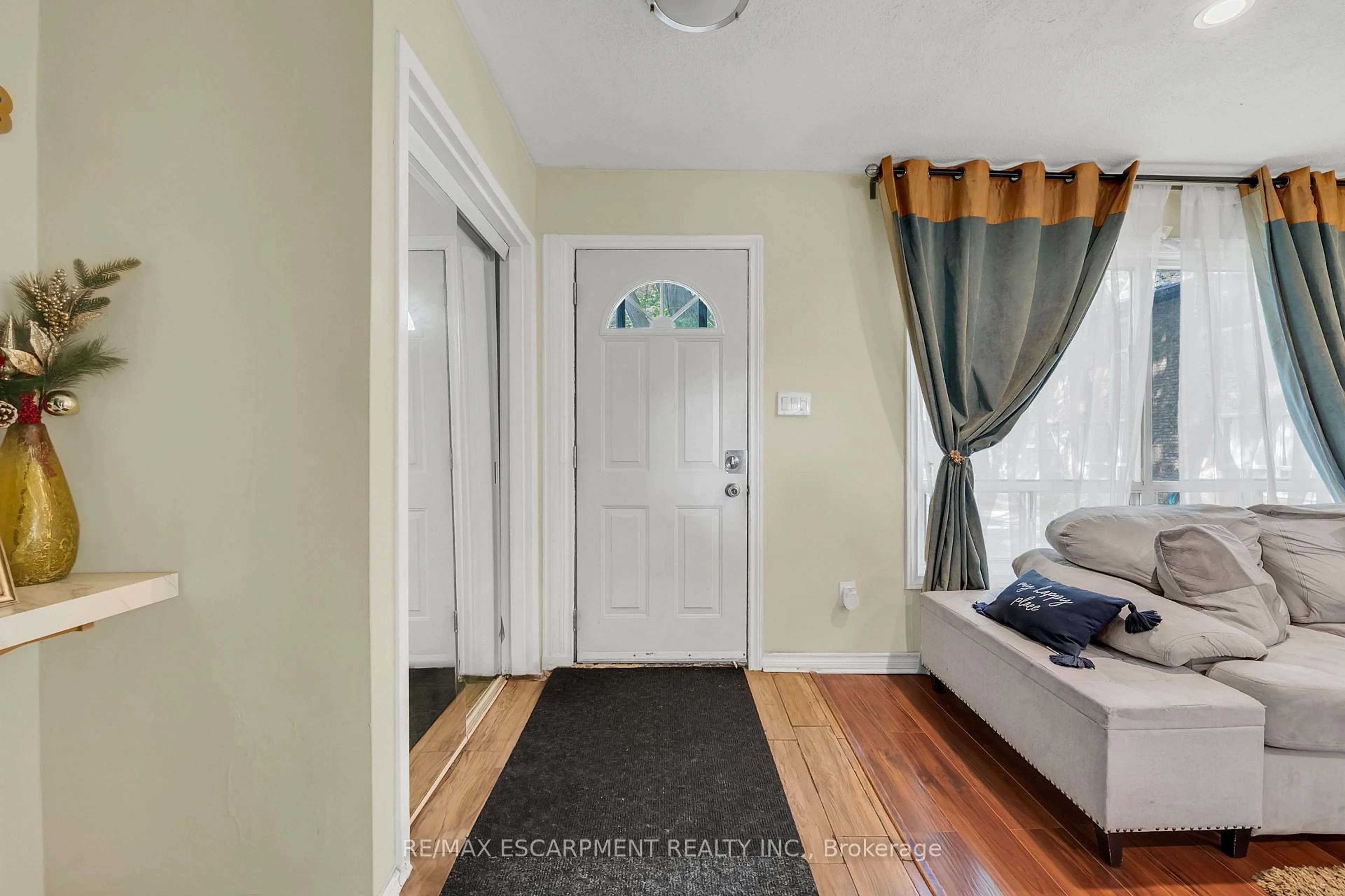 Indoor entryway for 18 Riverdale Dr, Hamilton Ontario L8E 1J8