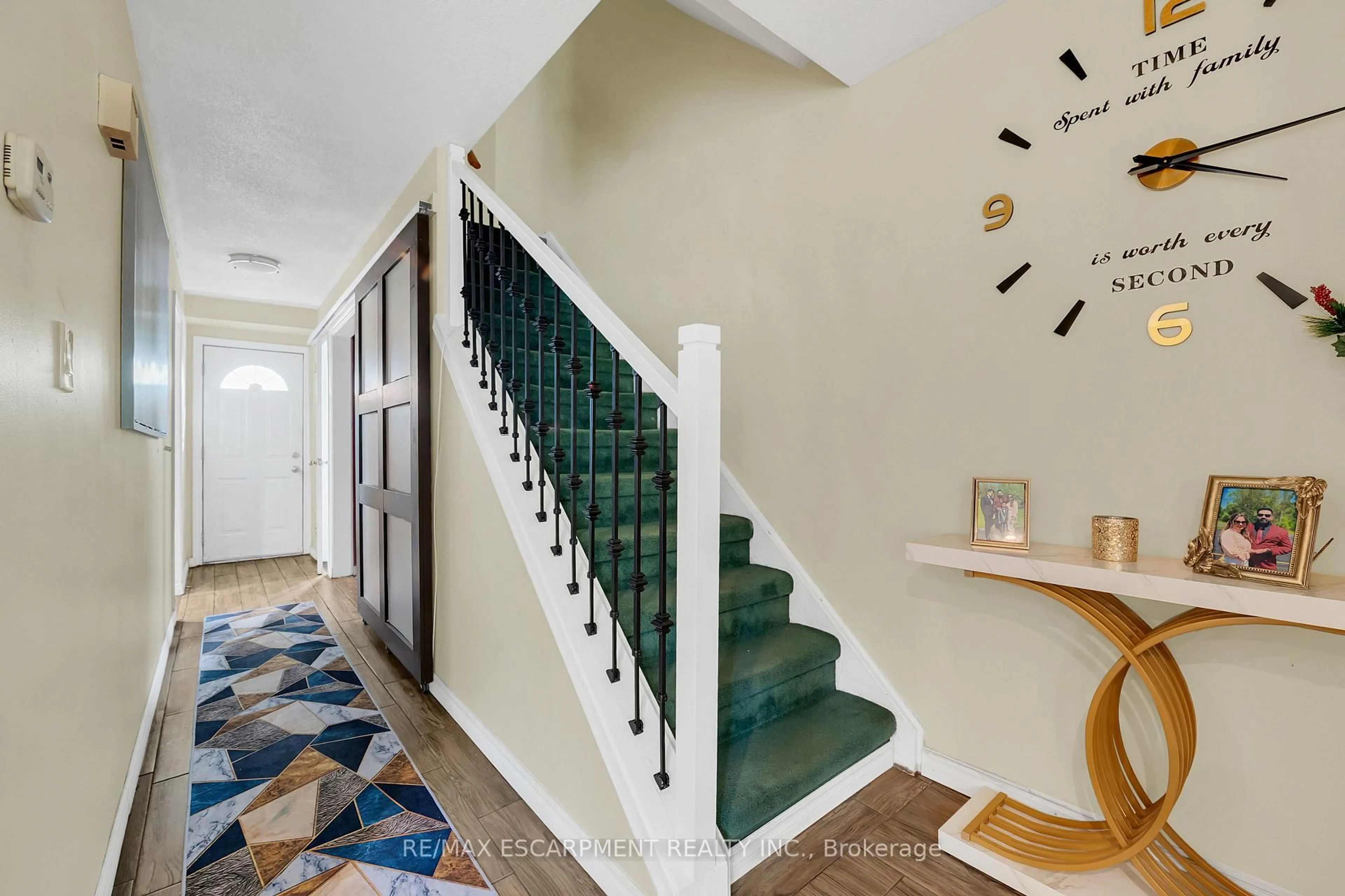 Indoor entryway for 18 Riverdale Dr, Hamilton Ontario L8E 1J8