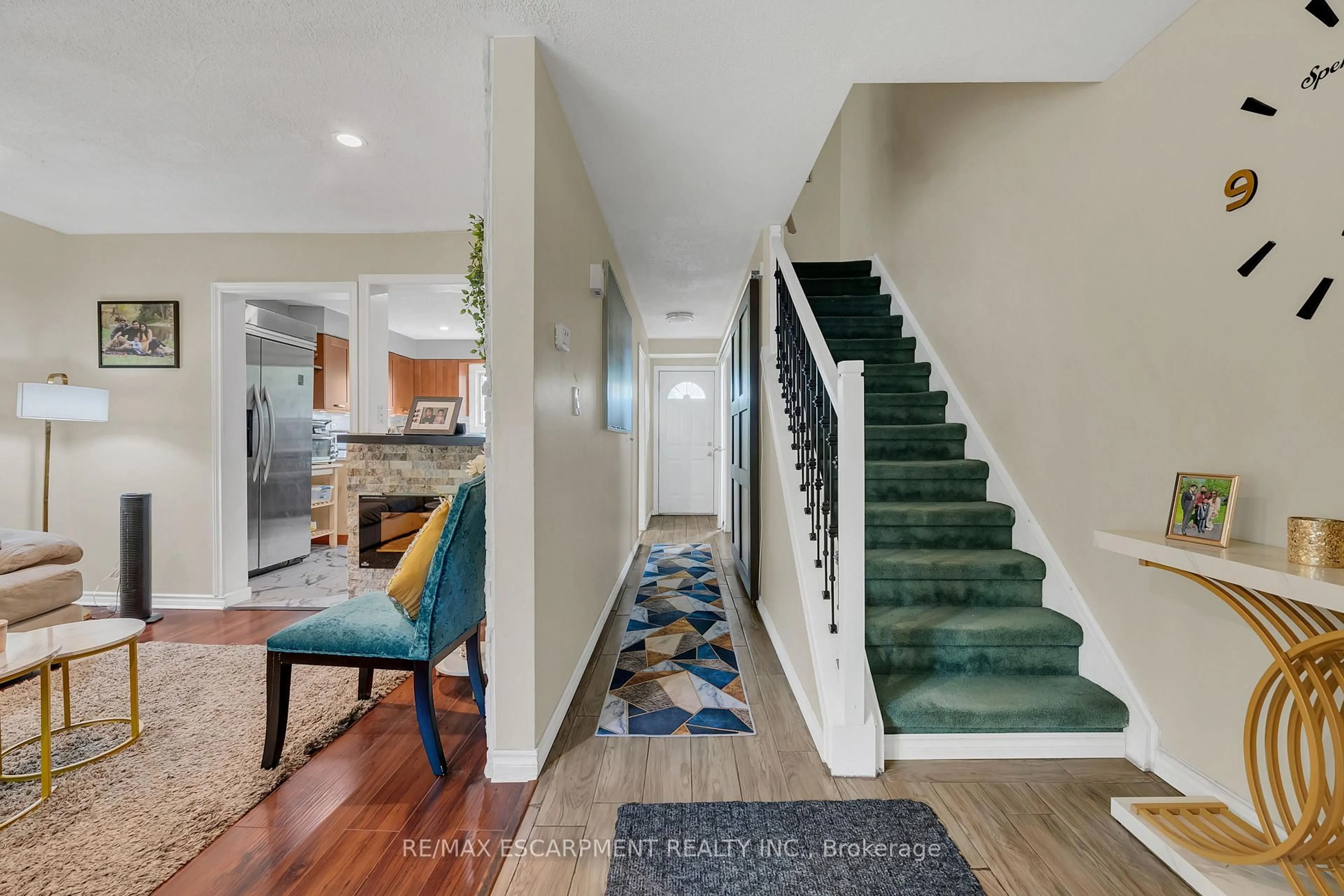 Indoor entryway for 18 Riverdale Dr, Hamilton Ontario L8E 1J8