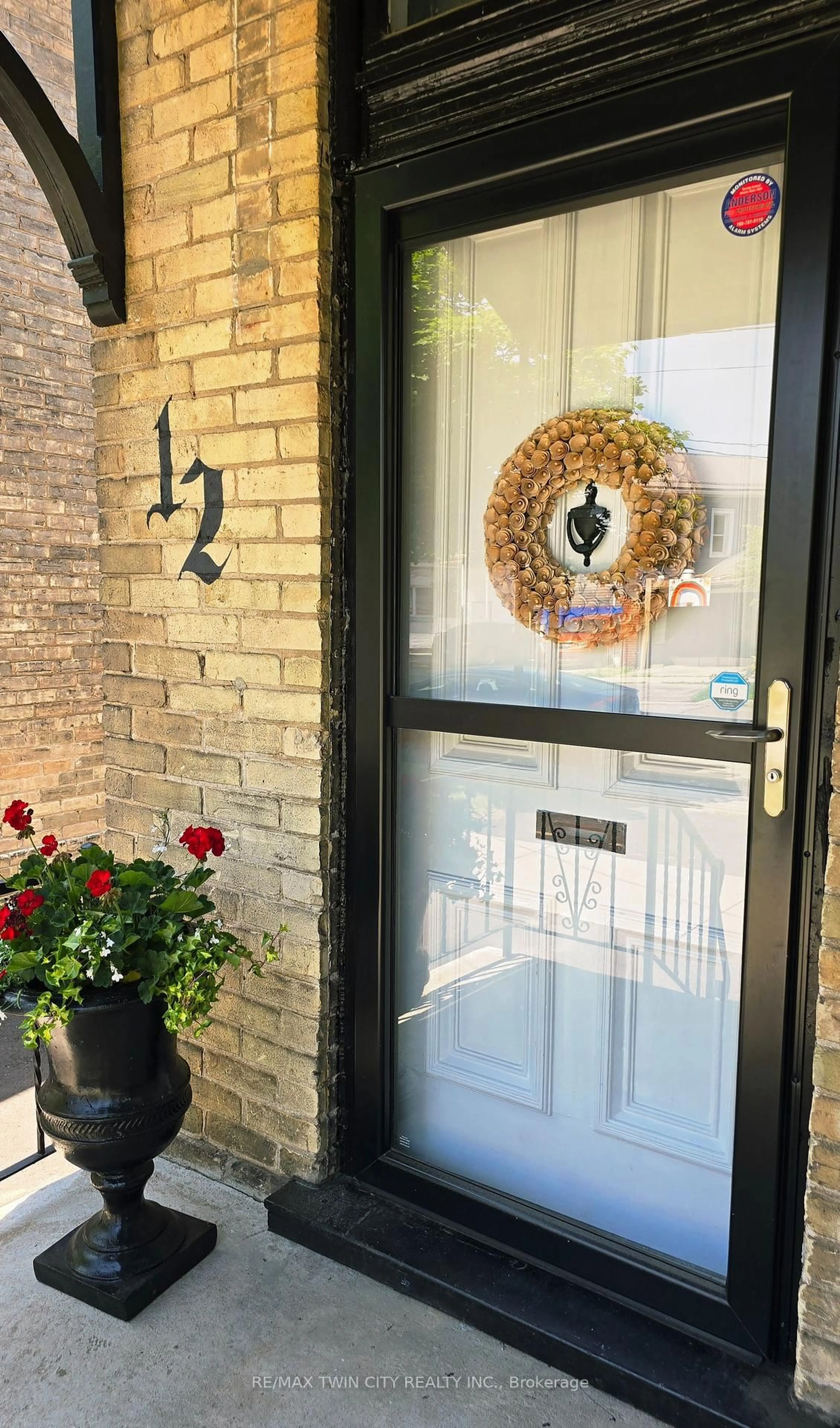 Indoor entryway for 12 Pearl St, Brantford Ontario N3T 3N4