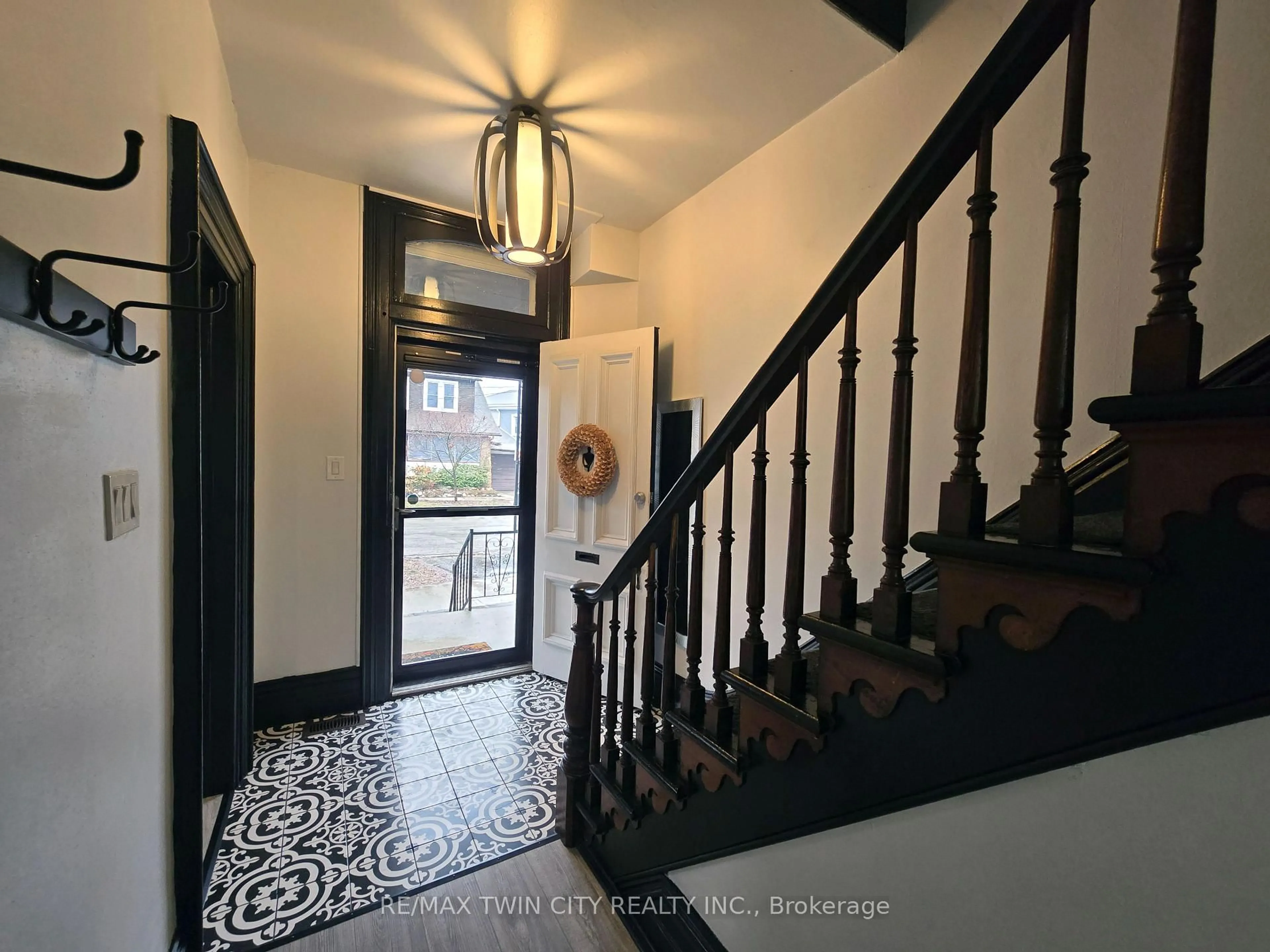 Indoor foyer for 12 Pearl St, Brantford Ontario N3T 3N4