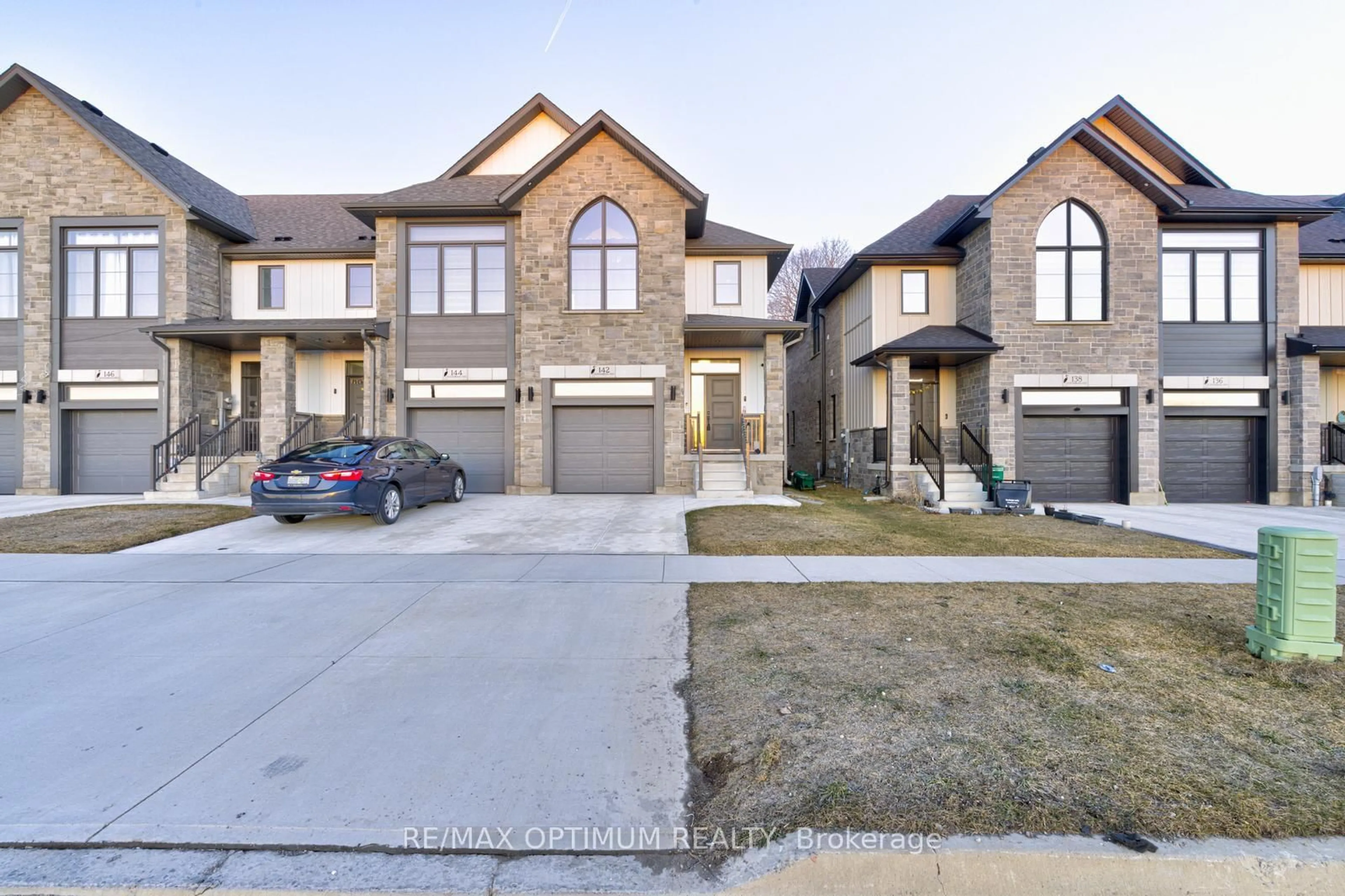 A pic from outside/outdoor area/front of a property/back of a property/a pic from drone, street for 142 Queensbrook Cres, Cambridge Ontario N1S 0E4