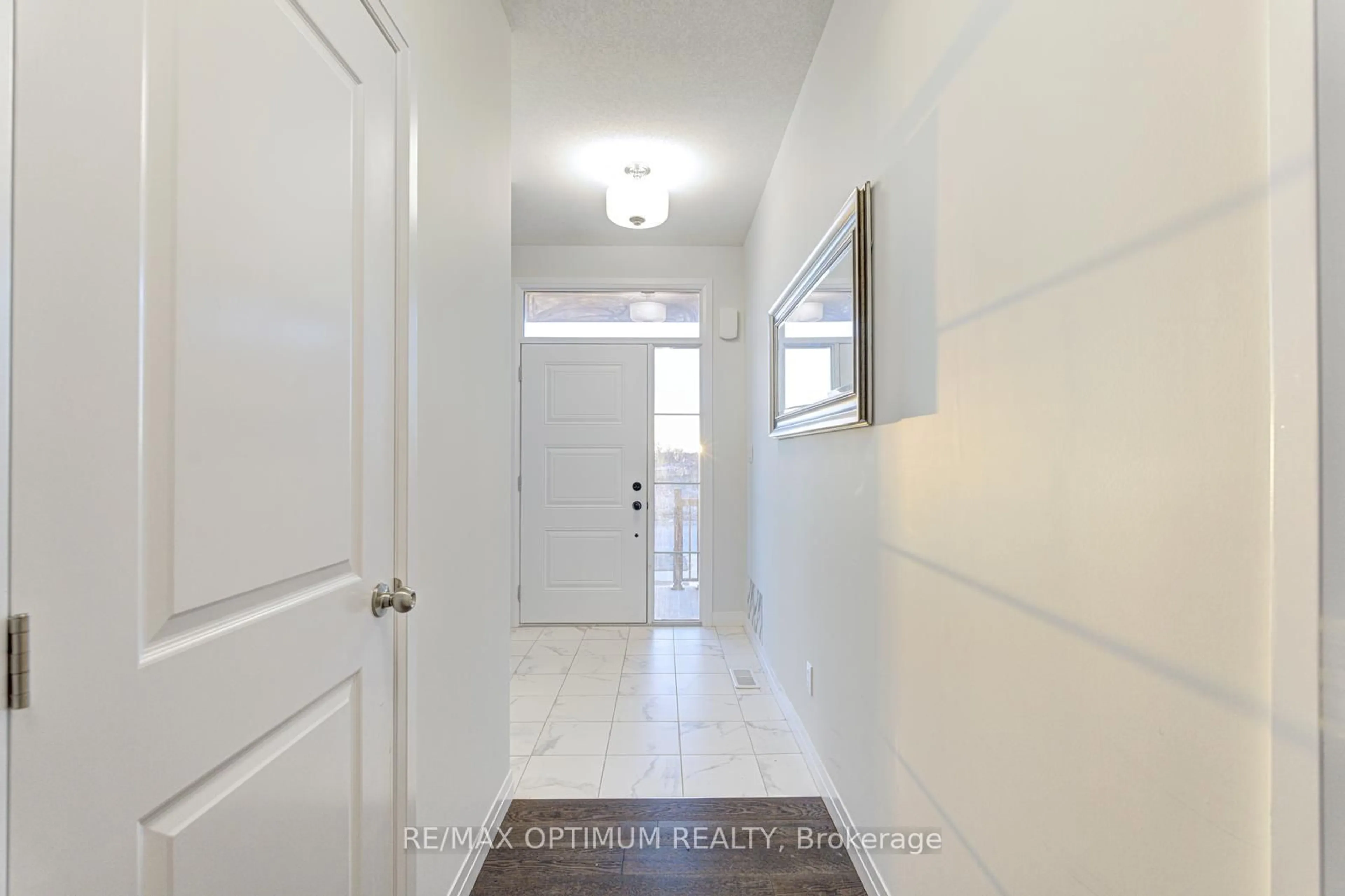 Indoor entryway for 142 Queensbrook Cres, Cambridge Ontario N1S 0E4