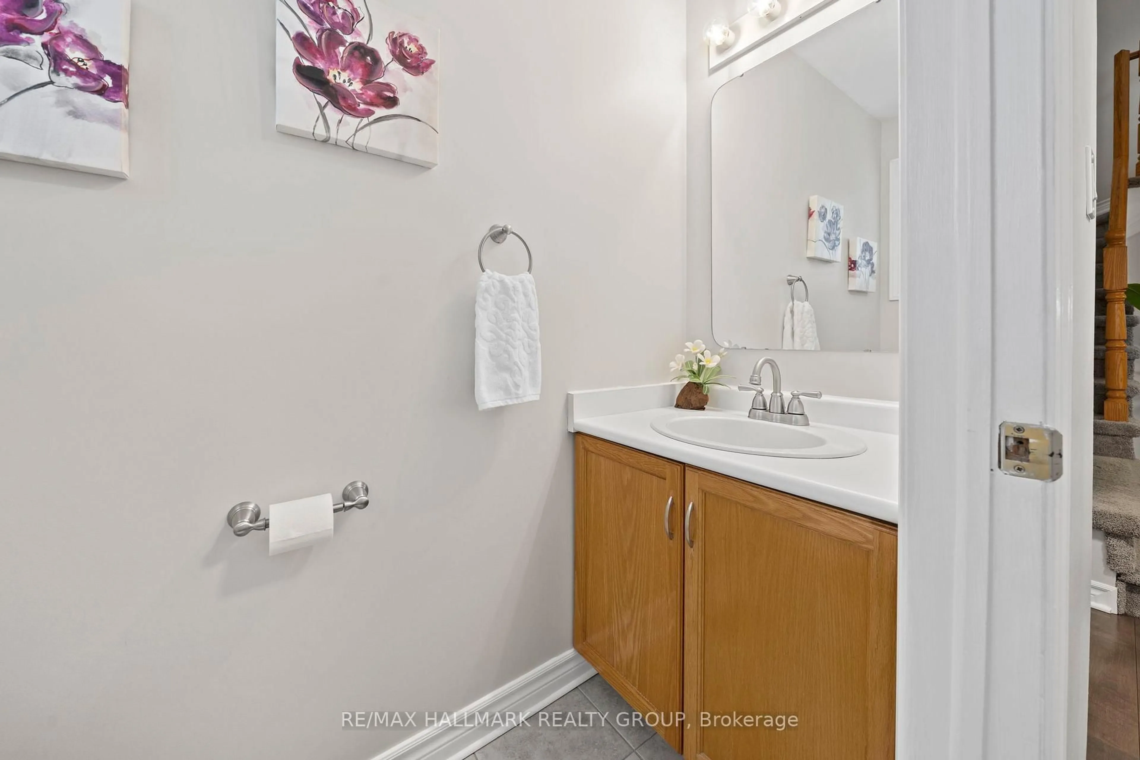 Standard bathroom, ceramic/tile floor for 36 Cedarock Dr, Ottawa Ontario K2M 2H6