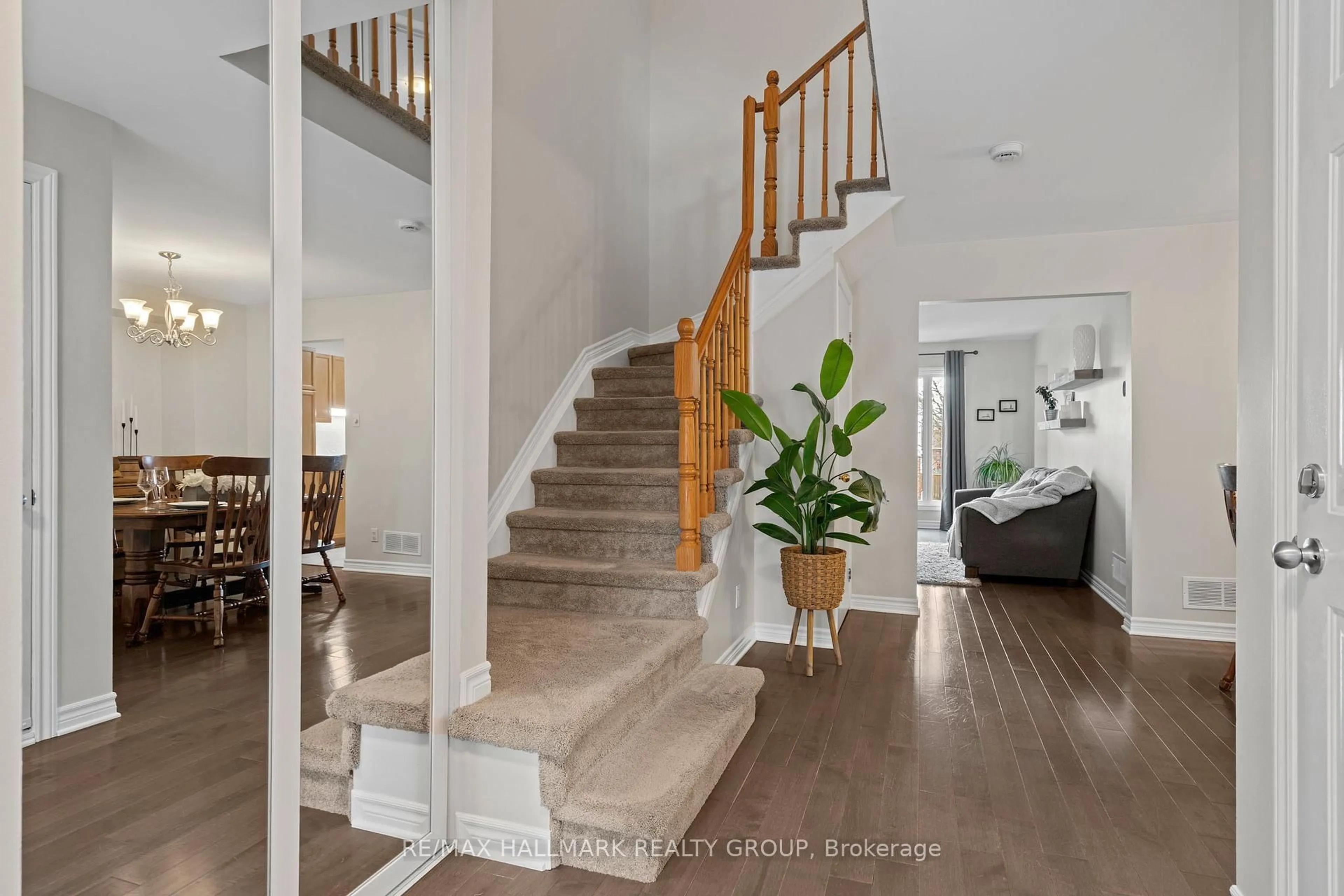 Indoor entryway for 36 Cedarock Dr, Ottawa Ontario K2M 2H6