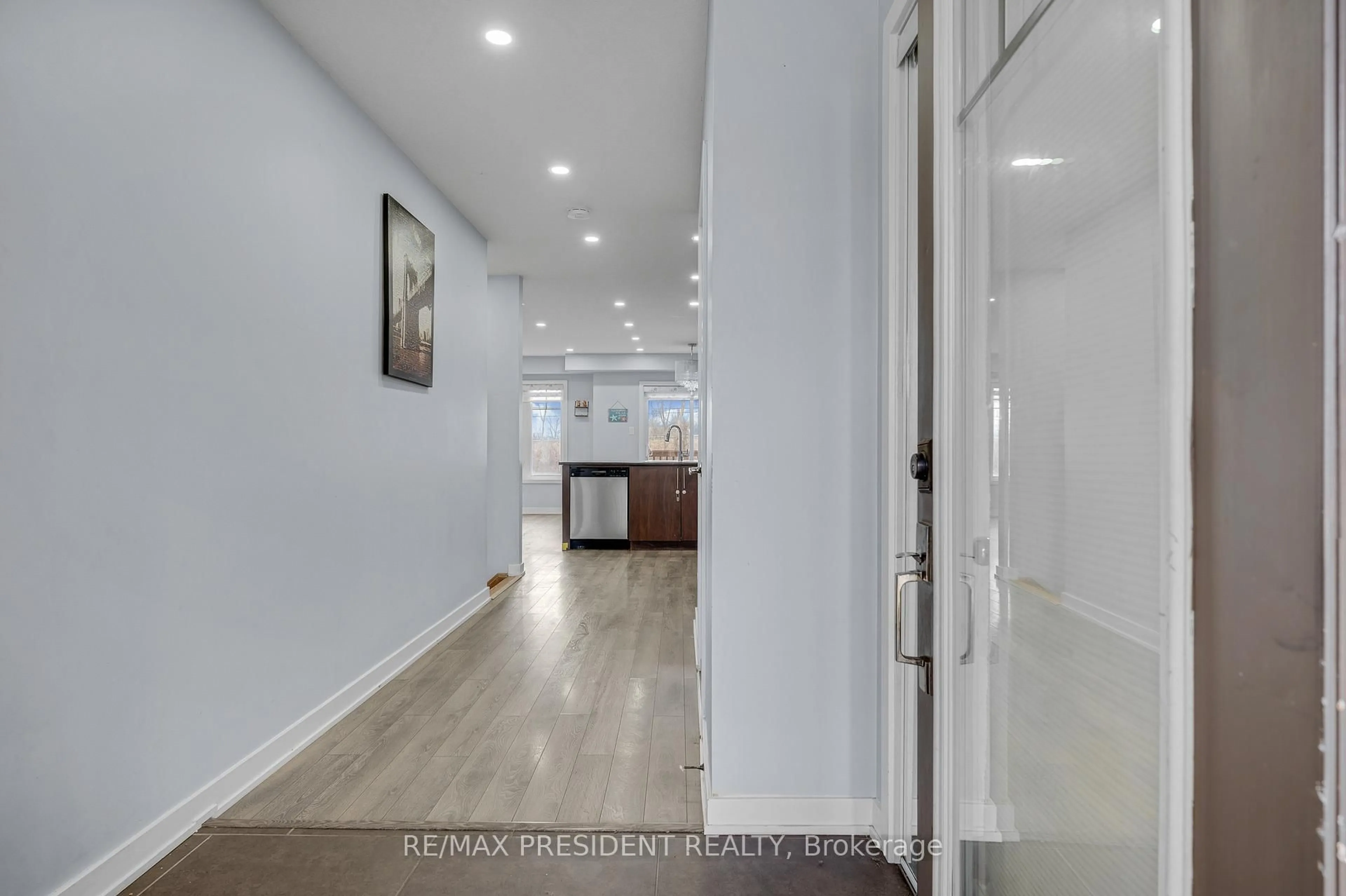 Indoor foyer for 144 Crafter Cres, Hamilton Ontario L8J 0H8