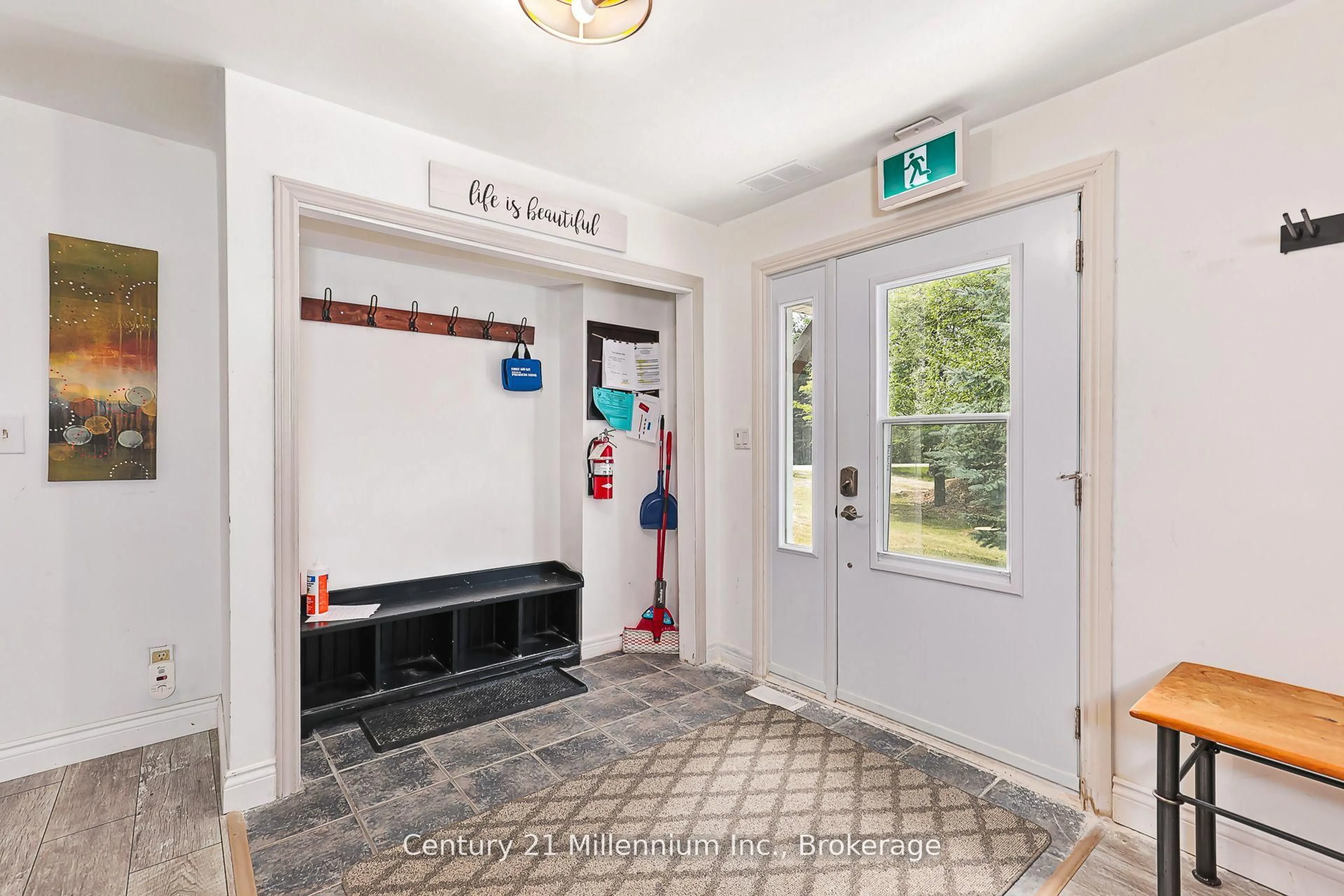 Indoor entryway for 127 Scandia Lane, Blue Mountains Ontario N0H 2E0