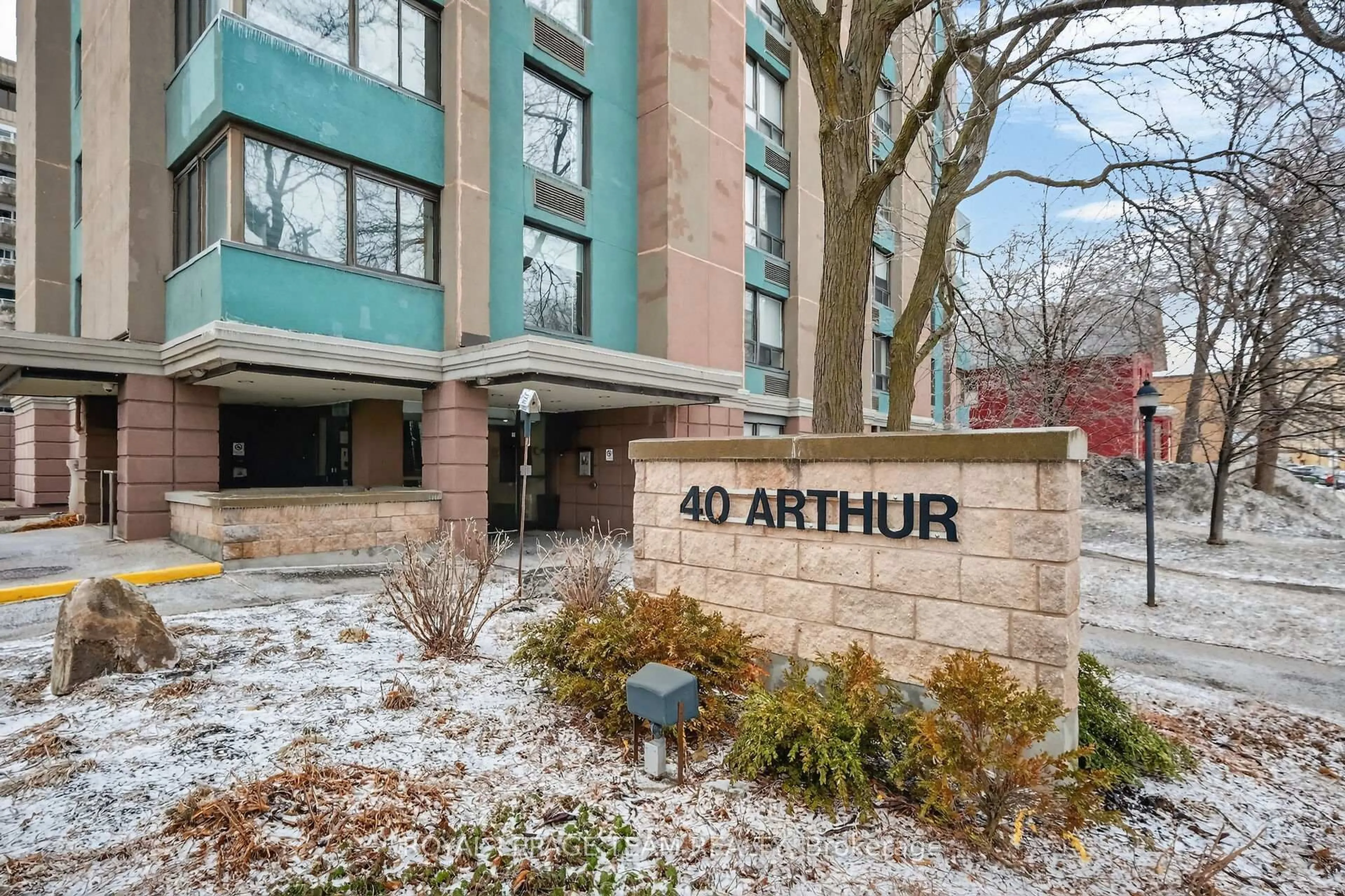 Indoor foyer for 40 Arthur St #601, Ottawa Ontario K1R 7T5