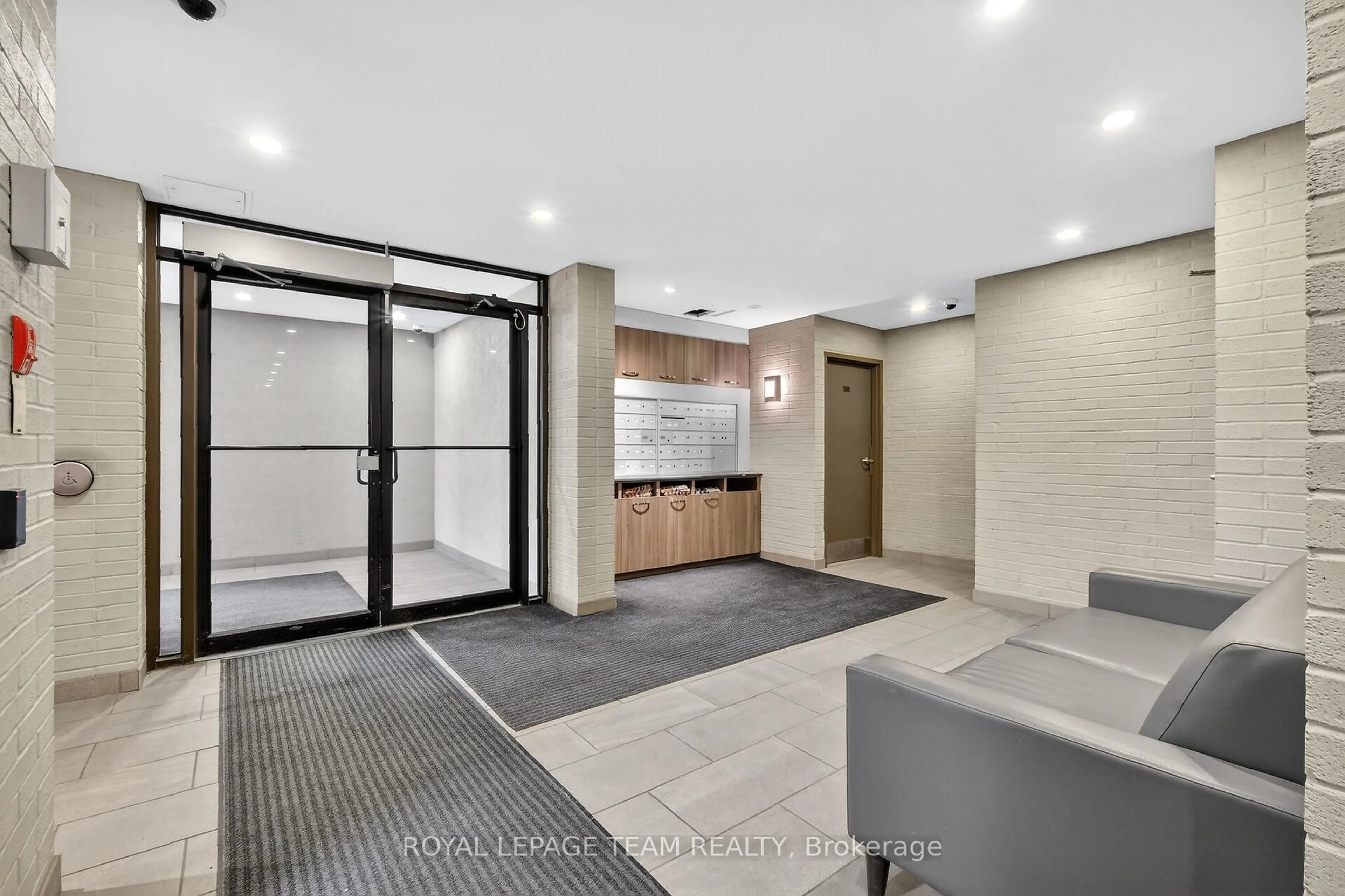 Indoor foyer for 40 Arthur St #601, Ottawa Ontario K1R 7T5