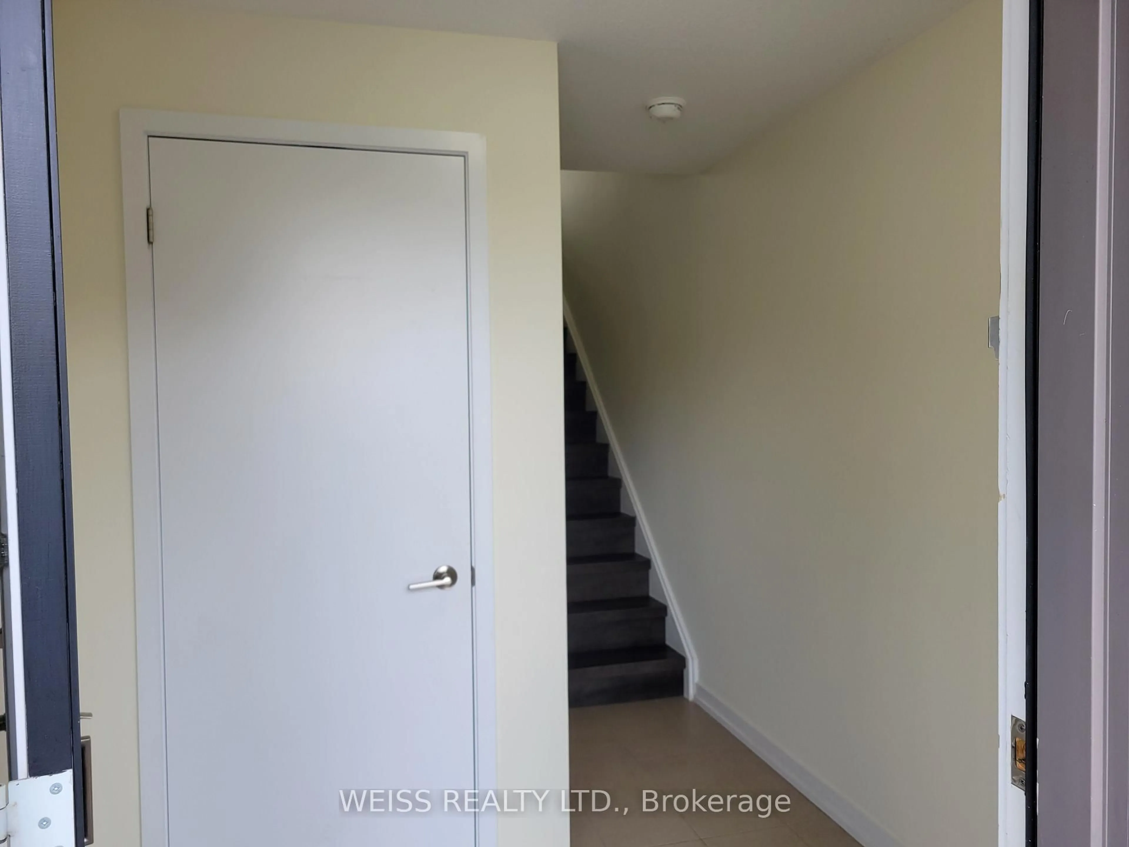 A pic of a room for 510 North Service Rd #18, Grimsby Ontario L3M 0C9