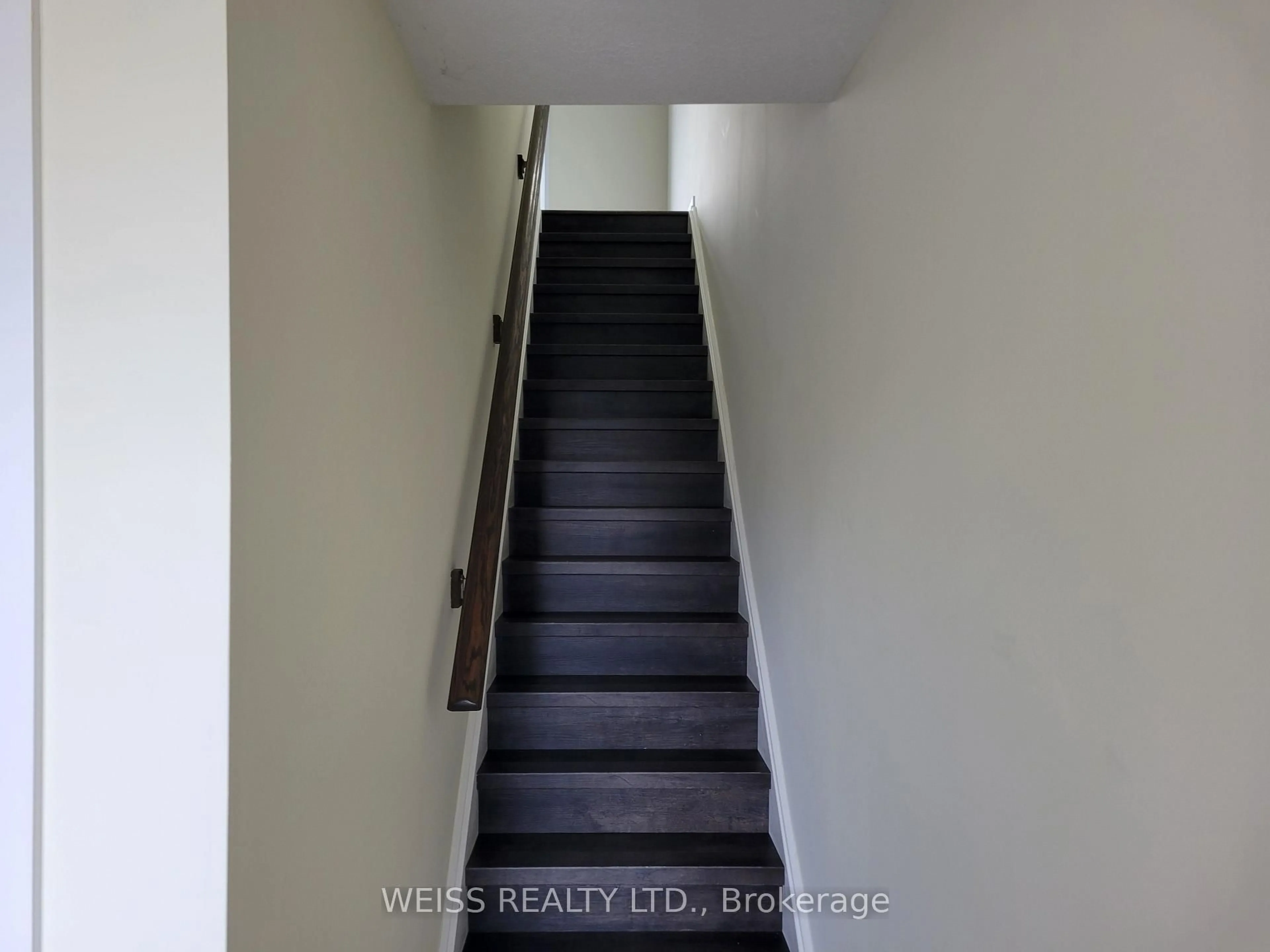 Stairs for 510 North Service Rd #18, Grimsby Ontario L3M 0C9