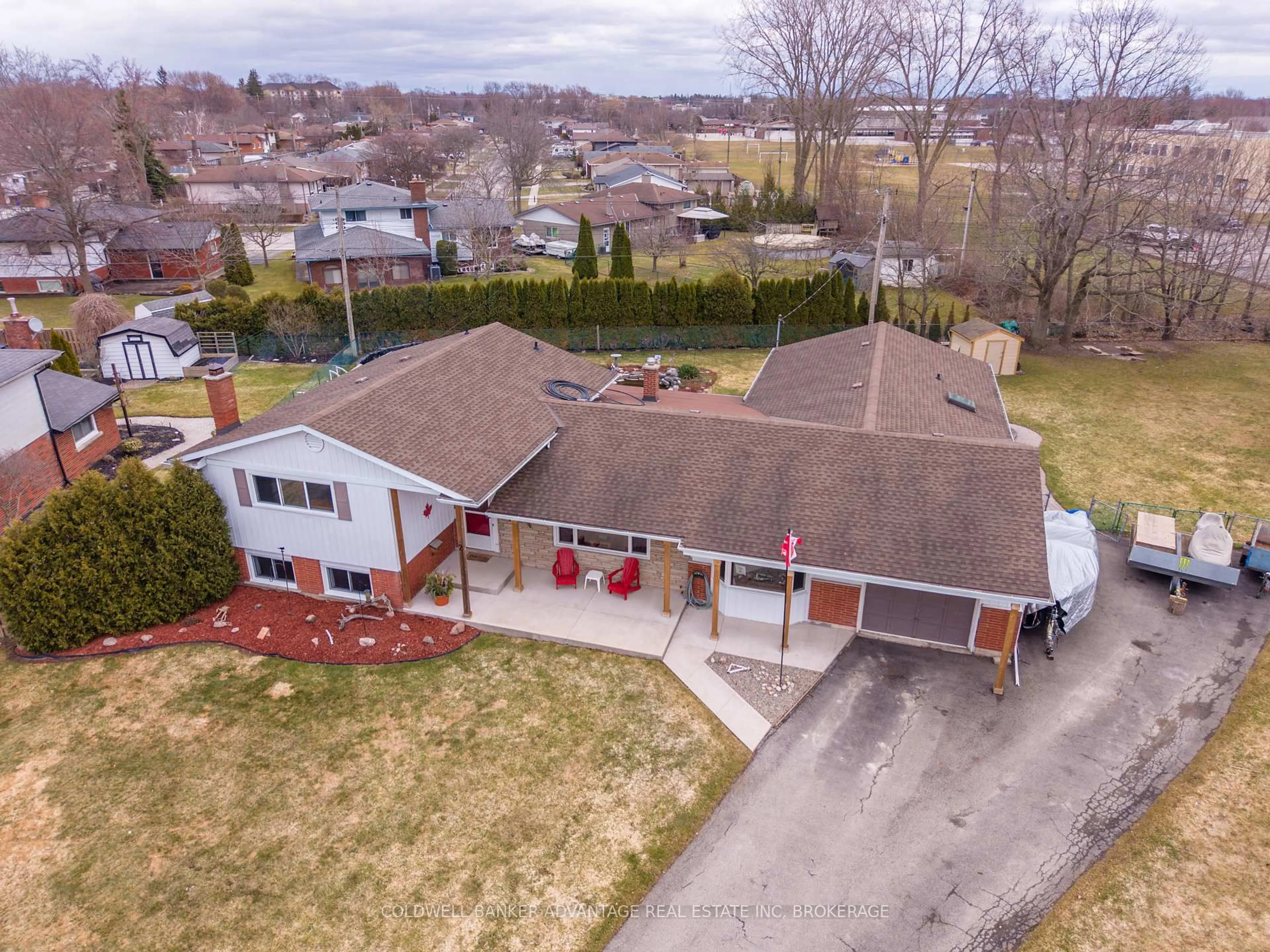 A pic from outside/outdoor area/front of a property/back of a property/a pic from drone, street for 2 Donna Marie Dr, Welland Ontario L3C 2X5